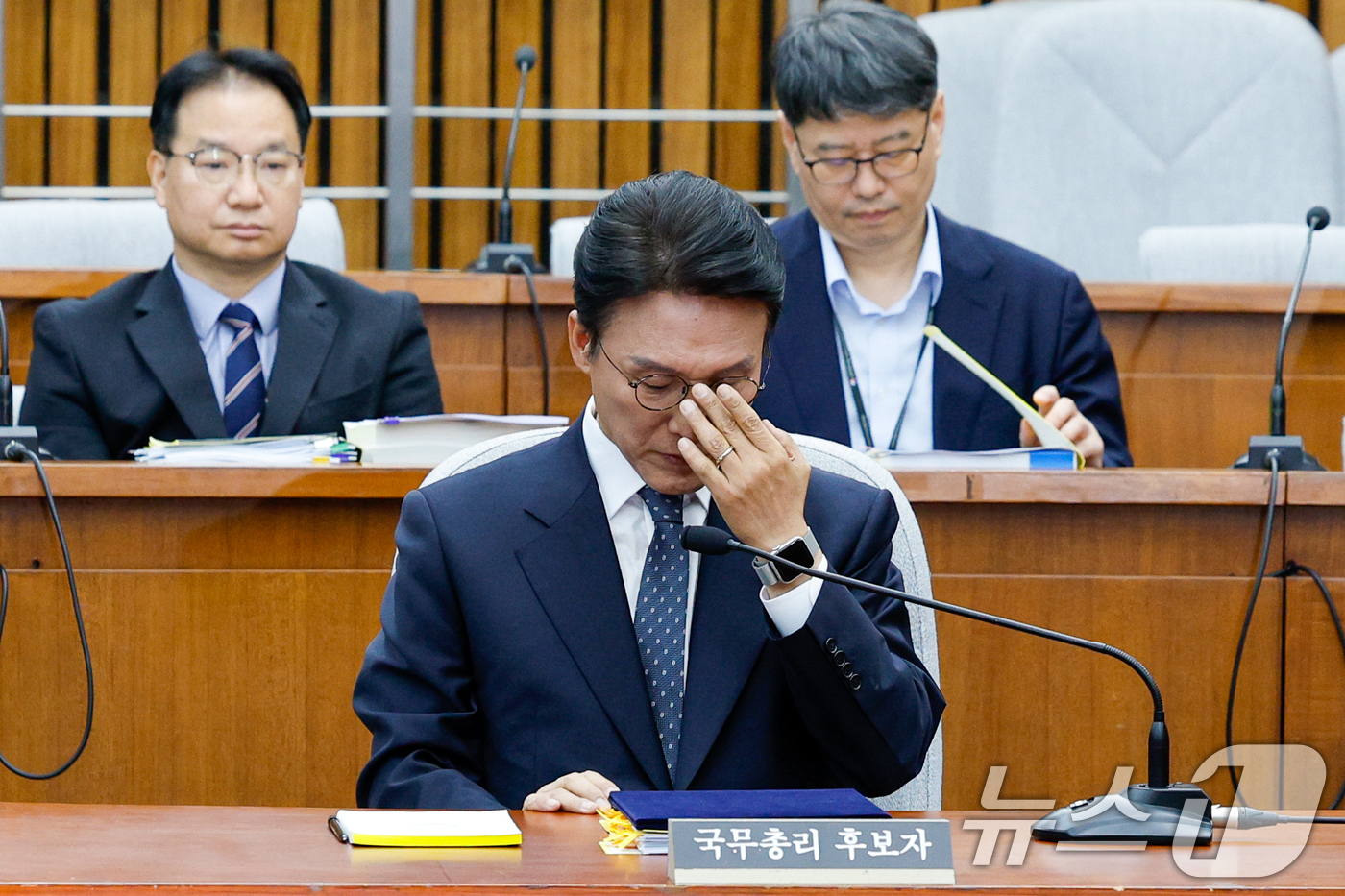 (서울=뉴스1) 안은나 기자 = 김민석 국무총리 후보자가 24일 오전 서울 여의도 국회에서 열린 인사청문회에 출석해 안경을 고쳐쓰고 있다. 2025.6.24/뉴스1