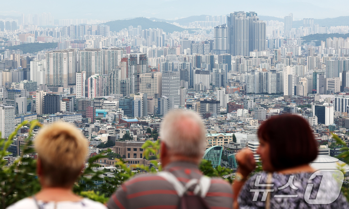 (서울=뉴스1) 장수영 기자 = 24일 서울 중구 남산에서 시내 아파트가 보이고 있다.한국은행이 이날 발표한 '2025년 6월 소비자동향조사 결과'에 따르면, 주택가격전망 소비자동 …