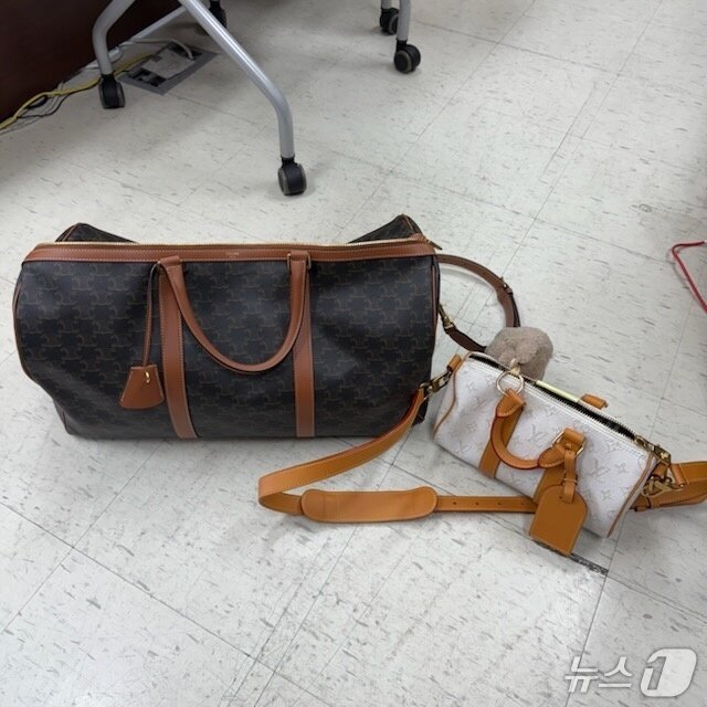 본문 이미지 - 춘천식구파 소속 MZ 조직원의 오피스텔에서 발견된 명품 가방.(춘천지검 제공, 재판매 및 DB금지)