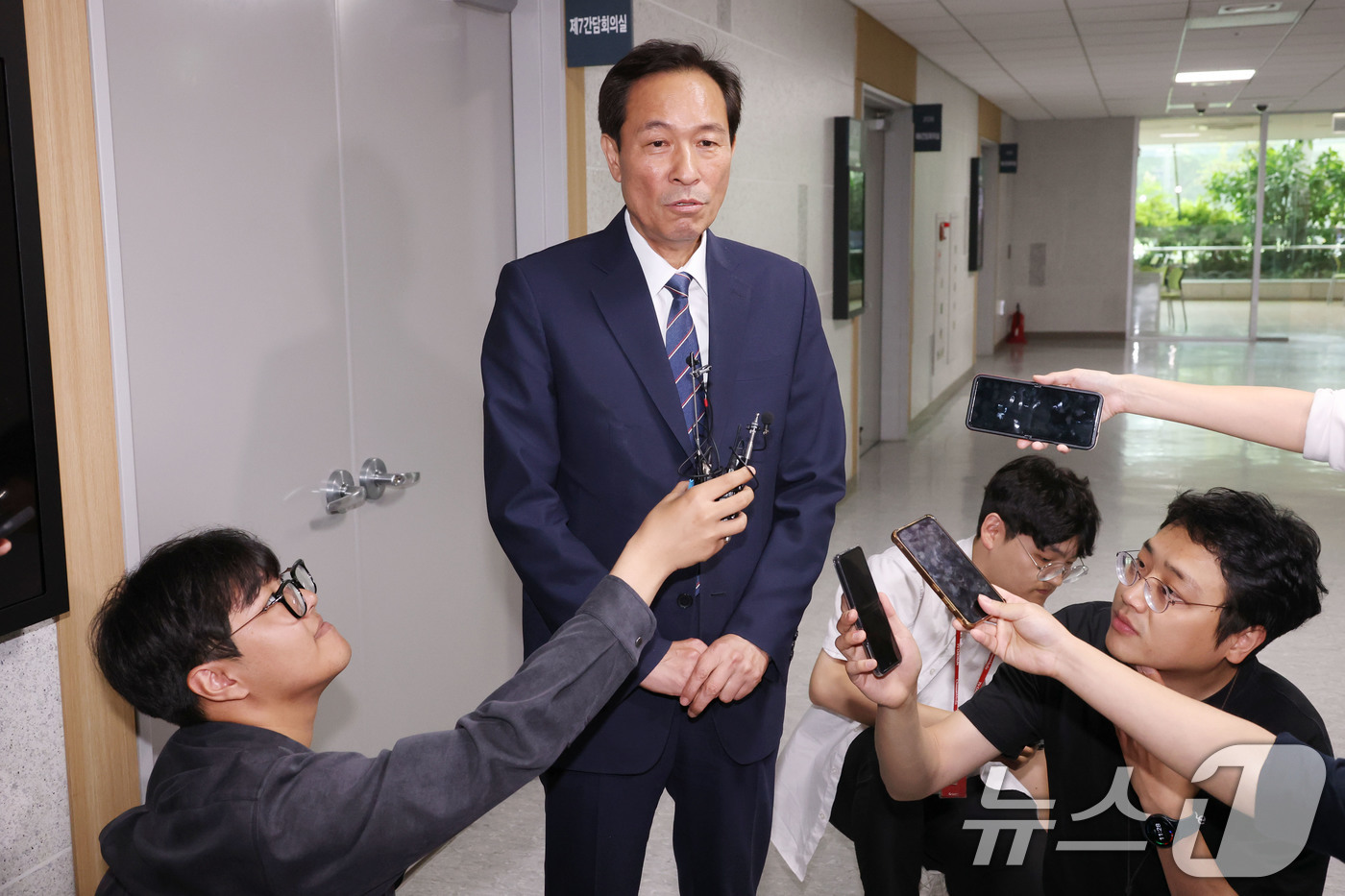 (서울=뉴스1) 이광호 기자 = 우상호 대통령실 정무수석이 24일 오전 송미령 농림축산식품부장관 유임과 관련, 더불어민주당 농림축산식품해양수산위원회 위원들과 면담하기 위해 서울 여 …