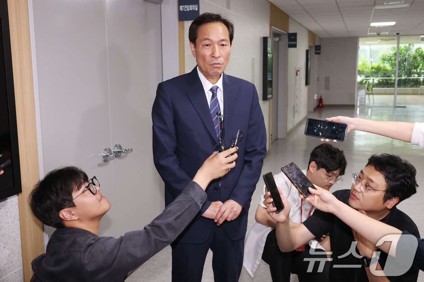 본문 이미지 - 우상호 대통령실 정무수석이 24일 오전 송미령 농림축산식품부장관 유임과 관련, 더불어민주당 농림축산식품해양수산위원회 위원들과 면담하기 위해 서울 여의도 국회 의원회관을 방문하며 취재진의 질문에 답하고 있다. 2025.6.24/뉴스1 ⓒ News1 이광호 기자
