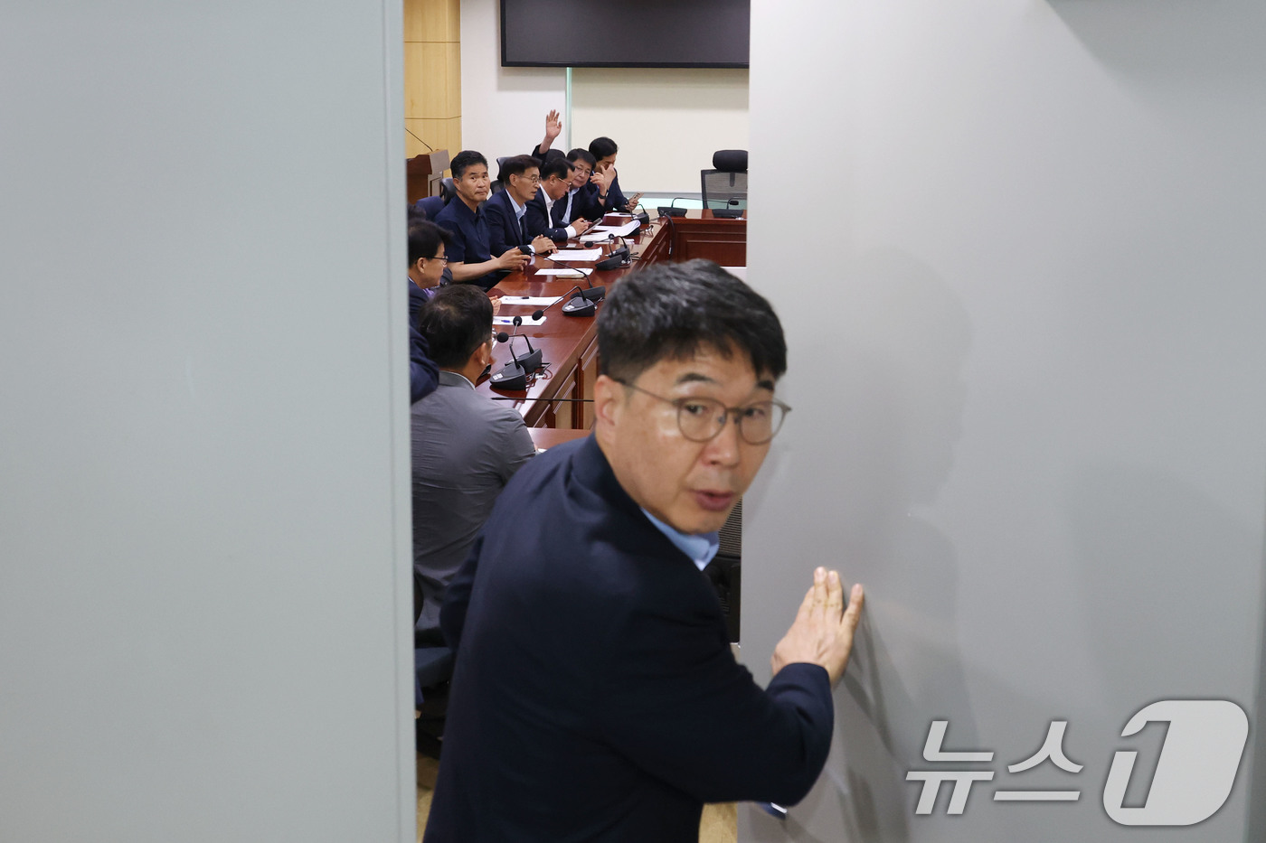 (서울=뉴스1) 이광호 기자 = 국회 농림축산식품해양수산위원회 더불어민주당 의원들이 24일 오전 서울 여의도 국회에서 우상호 대통령실 정무수석과의 면담을 위해 모여있다.이날 우 정 …