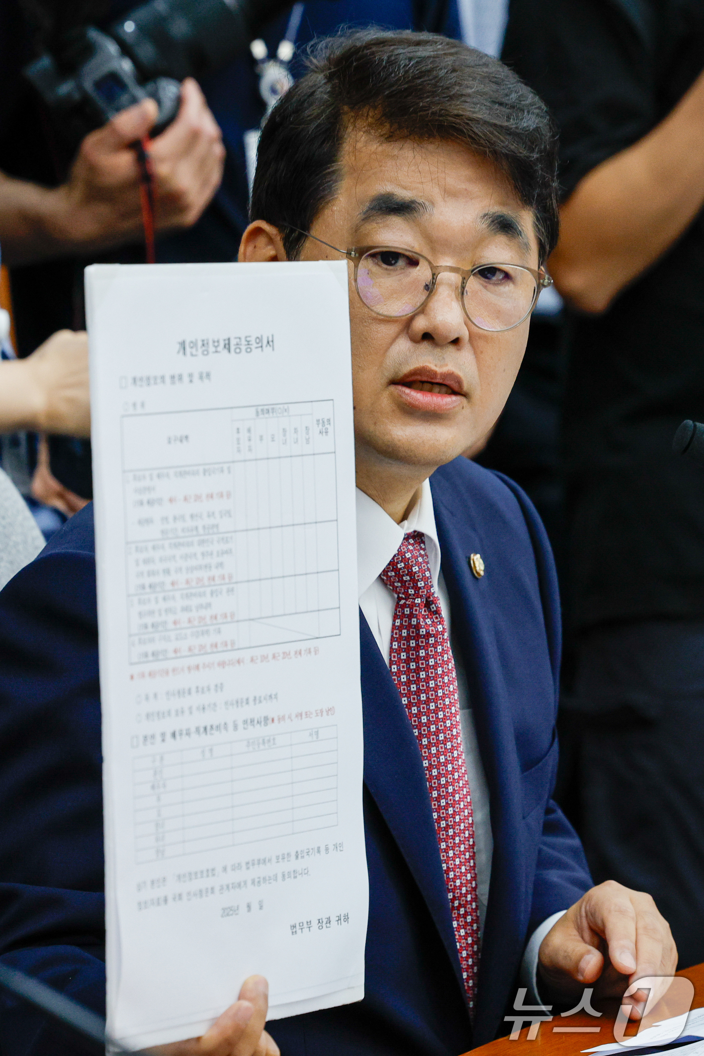(서울=뉴스1) 안은나 기자 = 배준영 국민의힘 간사가 24일 오전 서울 여의도 국회에서 열린 김민석 국무총리 후보자 인사청문회에서 김 후보자를 향해 가족 개인정보제공동의서 서명을 …