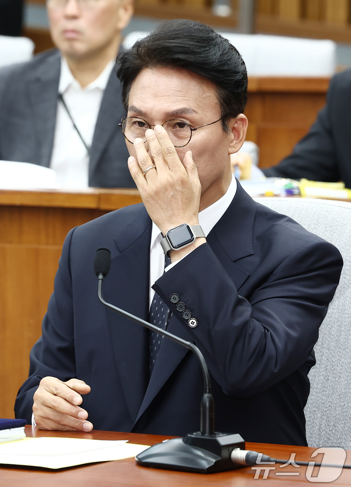 (서울=뉴스1) 김민지 기자 = 김민석 국무총리 후보자가 24일 오전 서울 여의도 국회에서 열린 인사청문회에 출석, 안경을 고쳐쓰고 있다. 2025.6.24/뉴스1