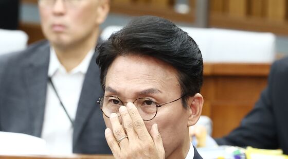 안경 고쳐쓰는 김민석 총리 후보