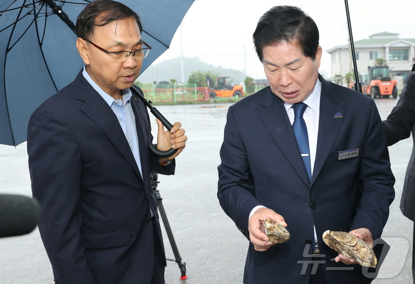 (고흥=뉴스1) 김동수 기자 = 공영민 고흥군수(오른쪽)가 24일 녹동신항에서 열린 '황금개체굴 중국 수출 상차식'에서 굴을 살펴보고 있다.(고흥군 제공. 재판매 및 DB 금지) …