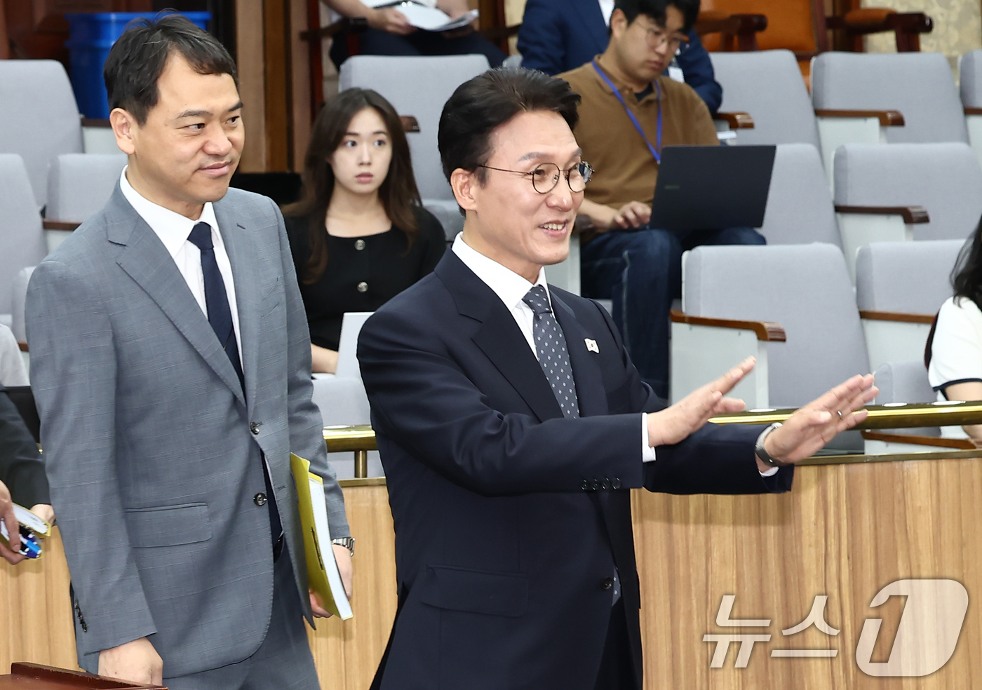 (서울=뉴스1) 김민지 기자 = 김민석 국무총리 후보자가 24일 오전 서울 여의도 국회에서 열린 인사청문회에 출석, 관계자들이 일어서서 인사하려고 하자 일어서지 말라고 하고 있다. …