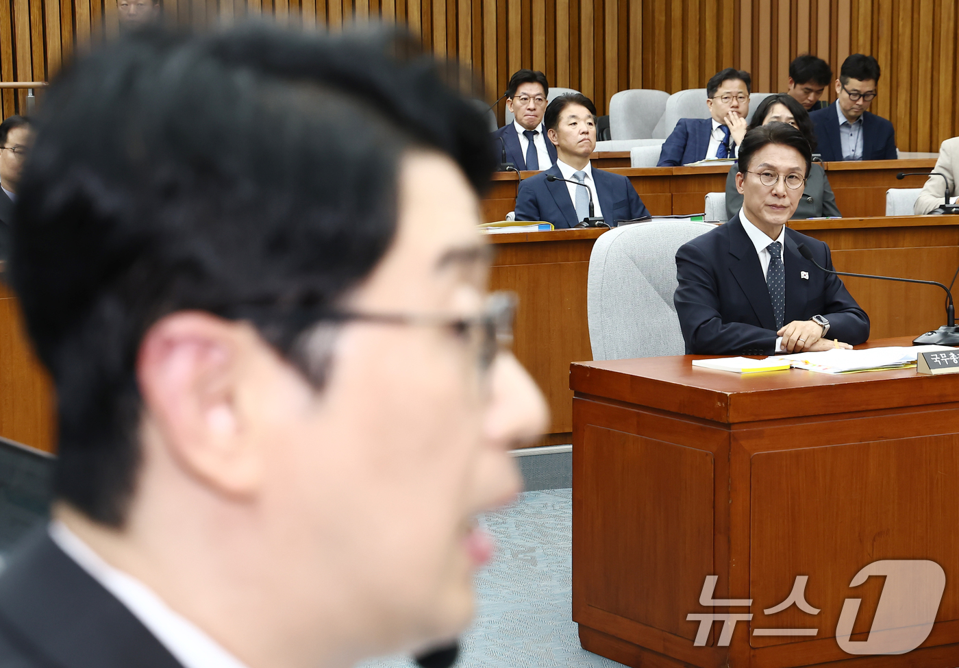 (서울=뉴스1) 김민지 기자 = 김민석 국무총리 후보자가 24일 오전 서울 여의도 국회에서 열린 인사청문회에서 주진우 국민의힘 위원의 발언을 듣고 있다. 2025.6.24/뉴스1