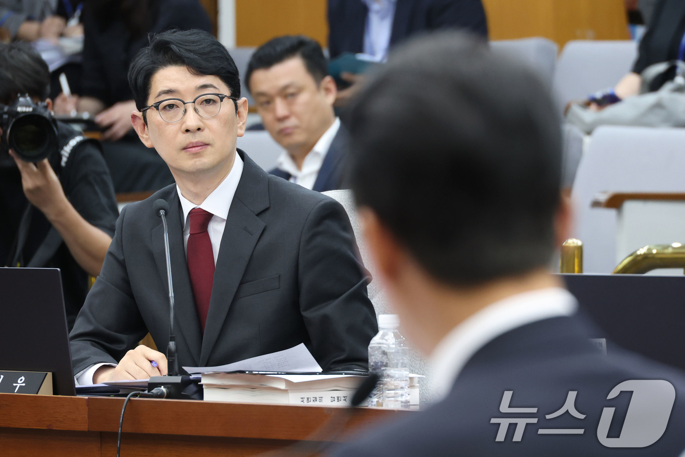 (서울=뉴스1) 이광호 기자 = 주진우 국민의힘 의원이 24일 오전 서울 여의도 국회에서 열린 국무총리 후보자 인사청문회에서 김민석 후보자의 답변을 듣고 있다. 2025.6.24/ …