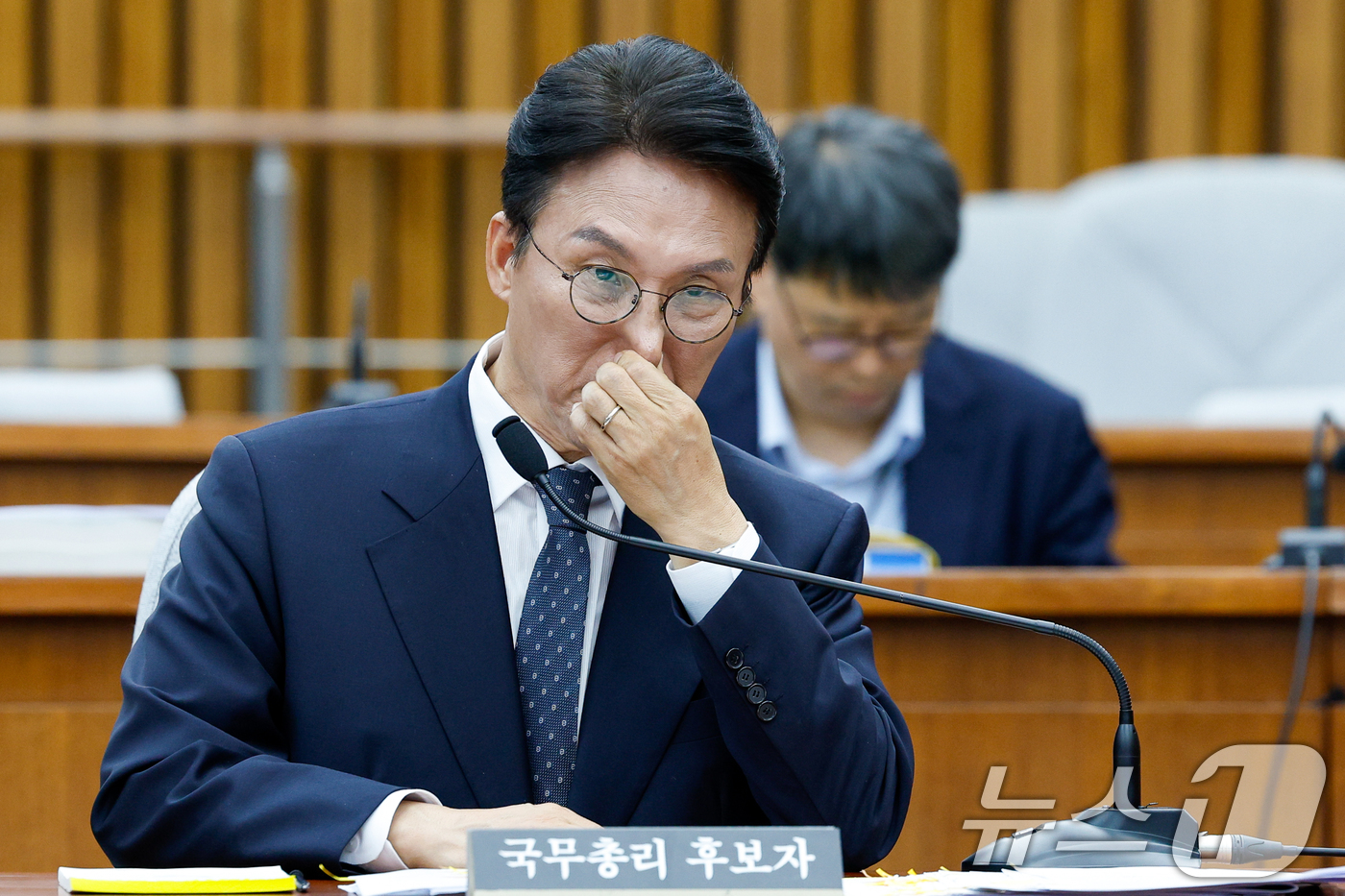 (서울=뉴스1) 안은나 기자 = 김민석 국무총리 후보자가 24일 오전 서울 여의도 국회에서 열린 인사청문회에 출석해 채현일 더불어민주당 의원 질의를 들으며 어머니 김춘옥 여사 사진 …