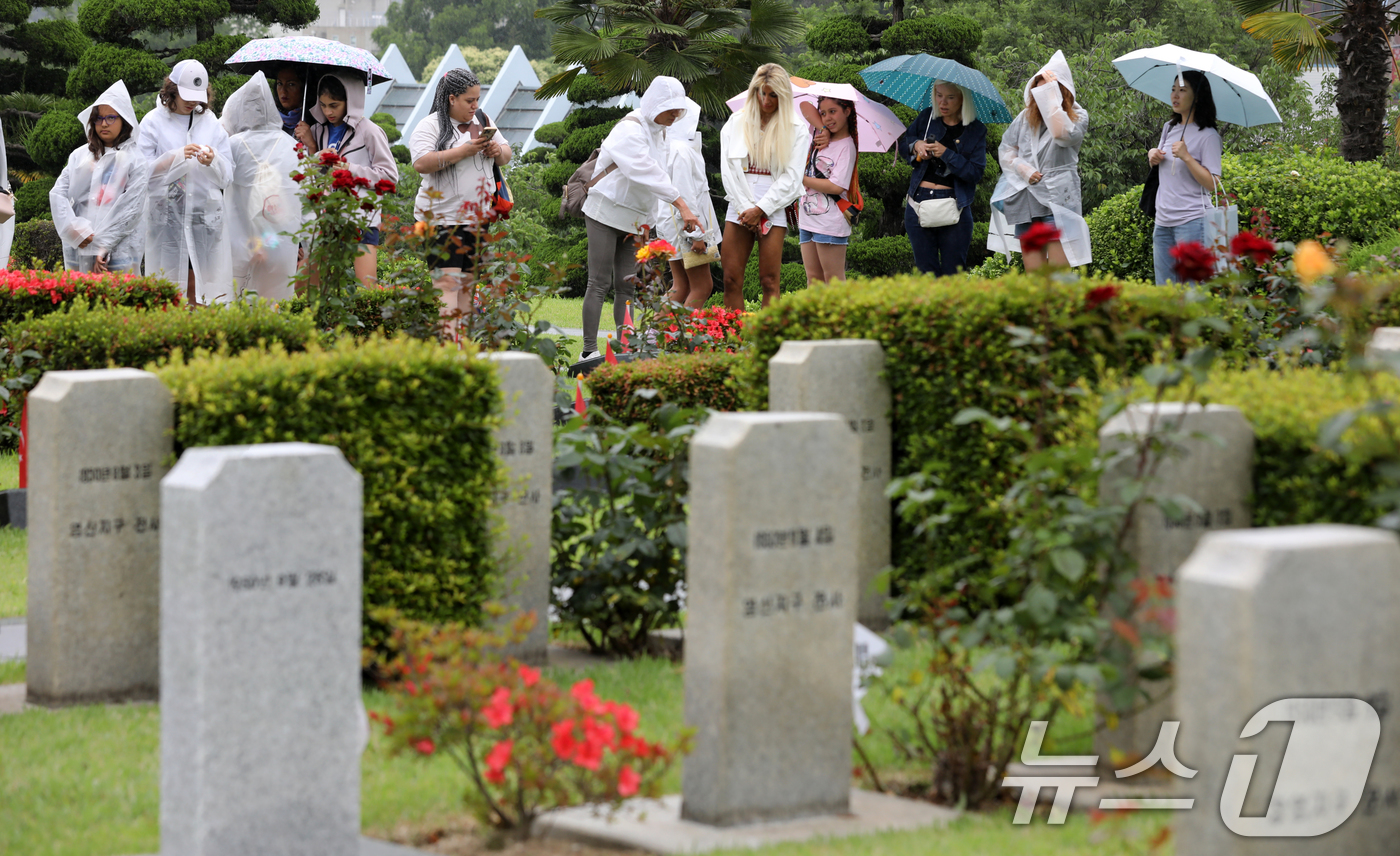 (부산=뉴스1) 윤일지 기자 = 제75주년 6·25 전쟁일을 하루 앞둔 24일 부산 남구 유엔기념공원을 찾은 외국인들이 6·25 전쟁에 유엔군으로 참전한 한국군 전몰 장병 묘역을 …