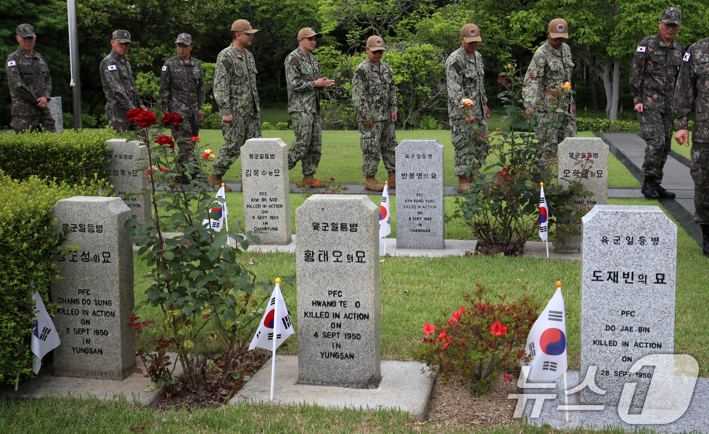 (부산=뉴스1) 윤일지 기자 = 제75주년 6·25 전쟁일을 하루 앞둔 24일 부산 남구 유엔기념공원을 찾은 해군작전사령부 주임원사들과 주한미해군사령부(CNFK) 주임원사들이 6· …