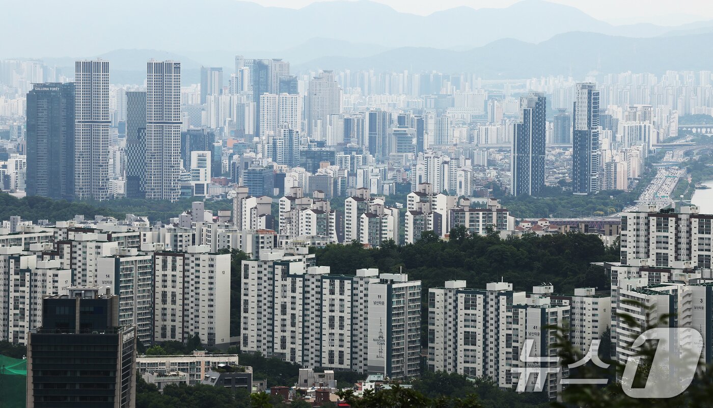 본문 이미지 - 24일 서울 중구 남산에서 시내 아파트가 보이고 있다. 한국은행이 이날 발표한 &#39;2025년 6월 소비자동향조사 결과&#39;에 따르면, 주택가격전망 소비자동향지수&#40;CSI&#41;는 125로 한 달 전보다 9포인트&#40;p&#41; 상승해 3년 8개월 만에 최고치를 갱신했다. 2025.6.24/뉴스1 ⓒ News1 장수영 기자