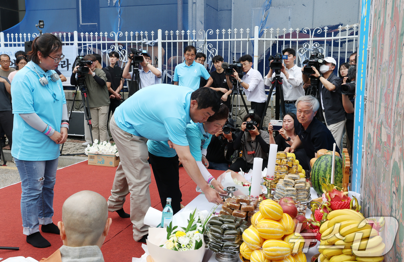 (화성=뉴스1) 김영운 기자 = 24일 경기 화성시 전곡리 아리셀 참사 화재현장에서 열린 '아리셀 참사 1주기 현장 추모 위령제'에서 유가족들이 희생자를 추모하고 있다. 2025. …