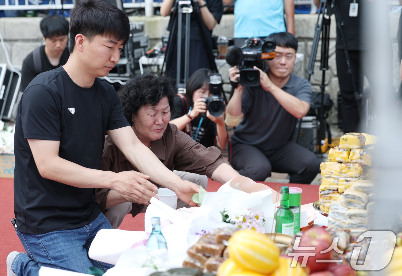 본문 이미지 - 24일 경기 화성시 전곡리 아리셀 참사 화재현장에서 열린 '아리셀 참사 1주기 현장 추모 위령제'에서 유가족들이 희생자를 추모하고 있다. 2025.6.24/뉴스1 ⓒ News1 김영운 기자