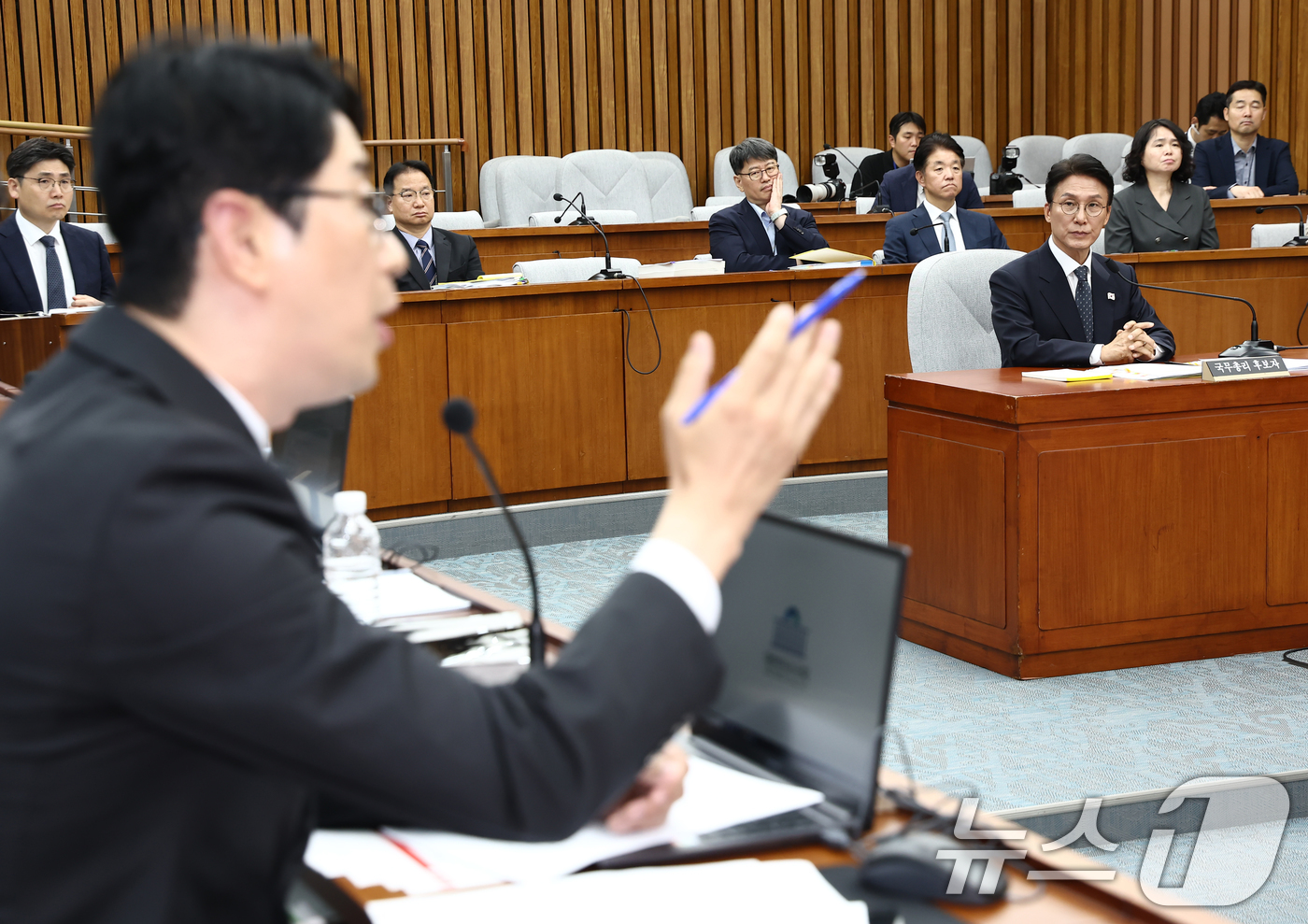 (서울=뉴스1) 김민지 기자 = 김민석 국무총리 후보자가 24일 오전 서울 여의도 국회에서 열린 인사청문회에서 주진우 국민의힘 위원의 발언을 듣고 있다. 2025.6.24/뉴스1