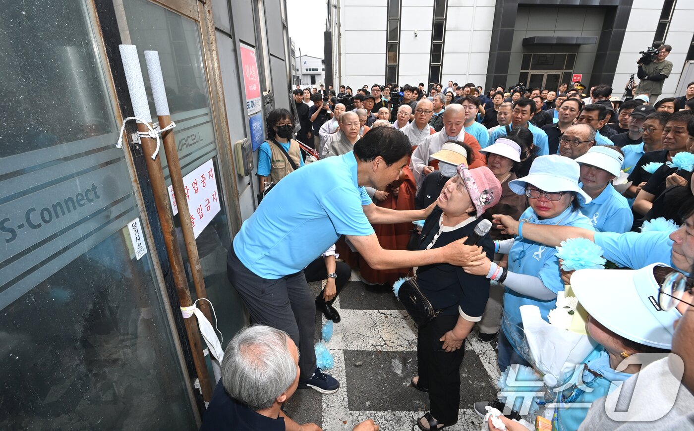 본문 이미지 - 24일 경기 화성시 전곡리 아리셀 참사 화재현장에서 열린 '아리셀 참사 1주기 현장 추모 위령제'에서 유가족과 참석자들이 희생자를 추모하기 위해 사고 현장으로 들어가고 있다. (공동취재) 2025.6.24/뉴스1 ⓒ News1 김영운 기자
