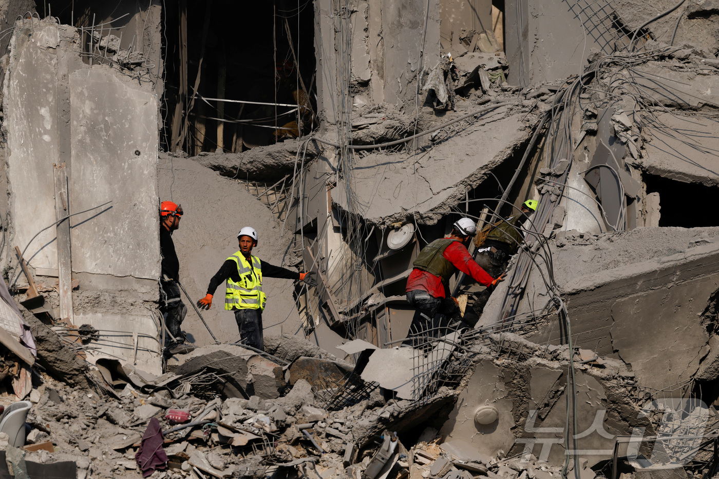 (베어셰바 로이터=뉴스1) 김예슬 기자 = 24일(현지시간) 이스라엘 베어셰바에서  이란의 공격으로 피해를 입은 주거지에서 응급 요원들이 구조작업을 벌이고 있다. 25.06.24ⓒ …