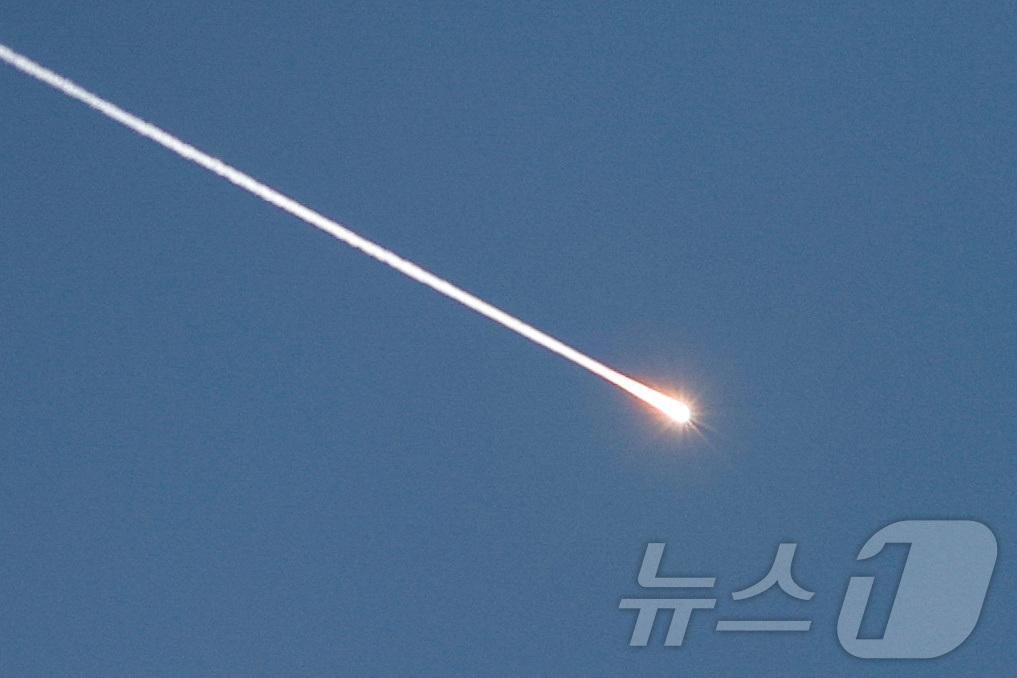 (헤브론 로이터=뉴스1) 김예슬 기자 = 24일(현지시간) 이란에서 이스라엘로 발사된 미사일이 이스라엘이 점령한 요르단강 서안지구 헤브론에서 포착됐다. 25.06.24ⓒ 로이터=뉴 …