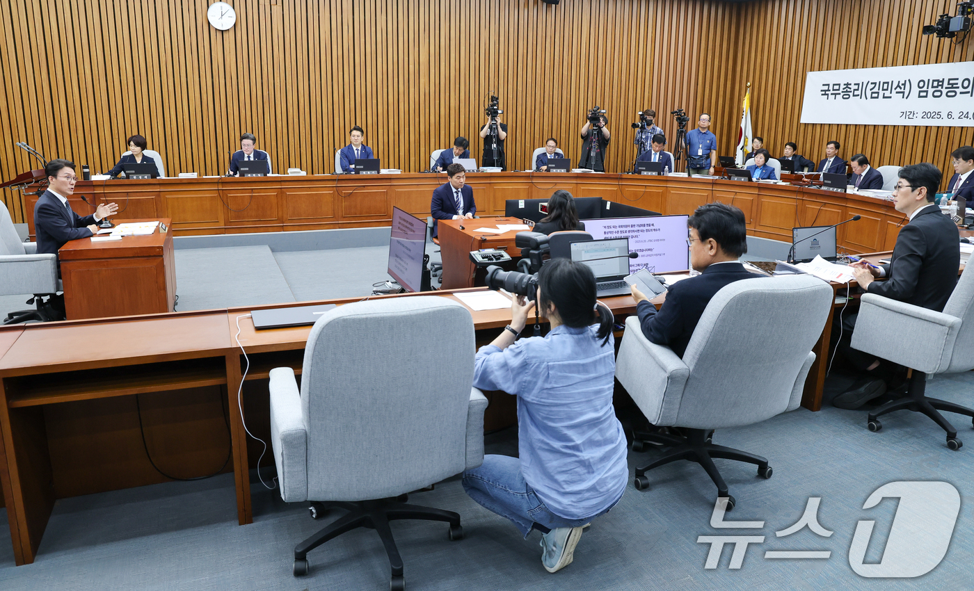 (서울=뉴스1) 안은나 기자 = 김민석 국무총리 후보자가 24일 오전 서울 여의도 국회에서 열린 인사청문회에 출석해 주진우 국민의힘 의원 질의에 답하고 있다. 2025.6.24/뉴 …