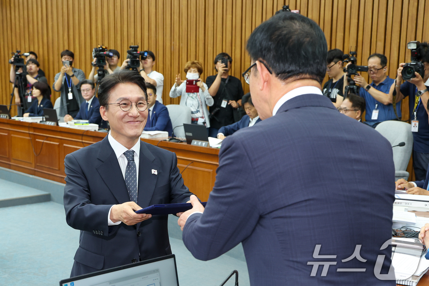 (서울=뉴스1) 안은나 기자 = 김민석 국무총리 후보자가 24일 오전 서울 여의도 국회에서 열린 인사청문회에 출석해 선서를 마친 뒤 선서문을 이종배 위원장에게 전달하고 있다. 20 …