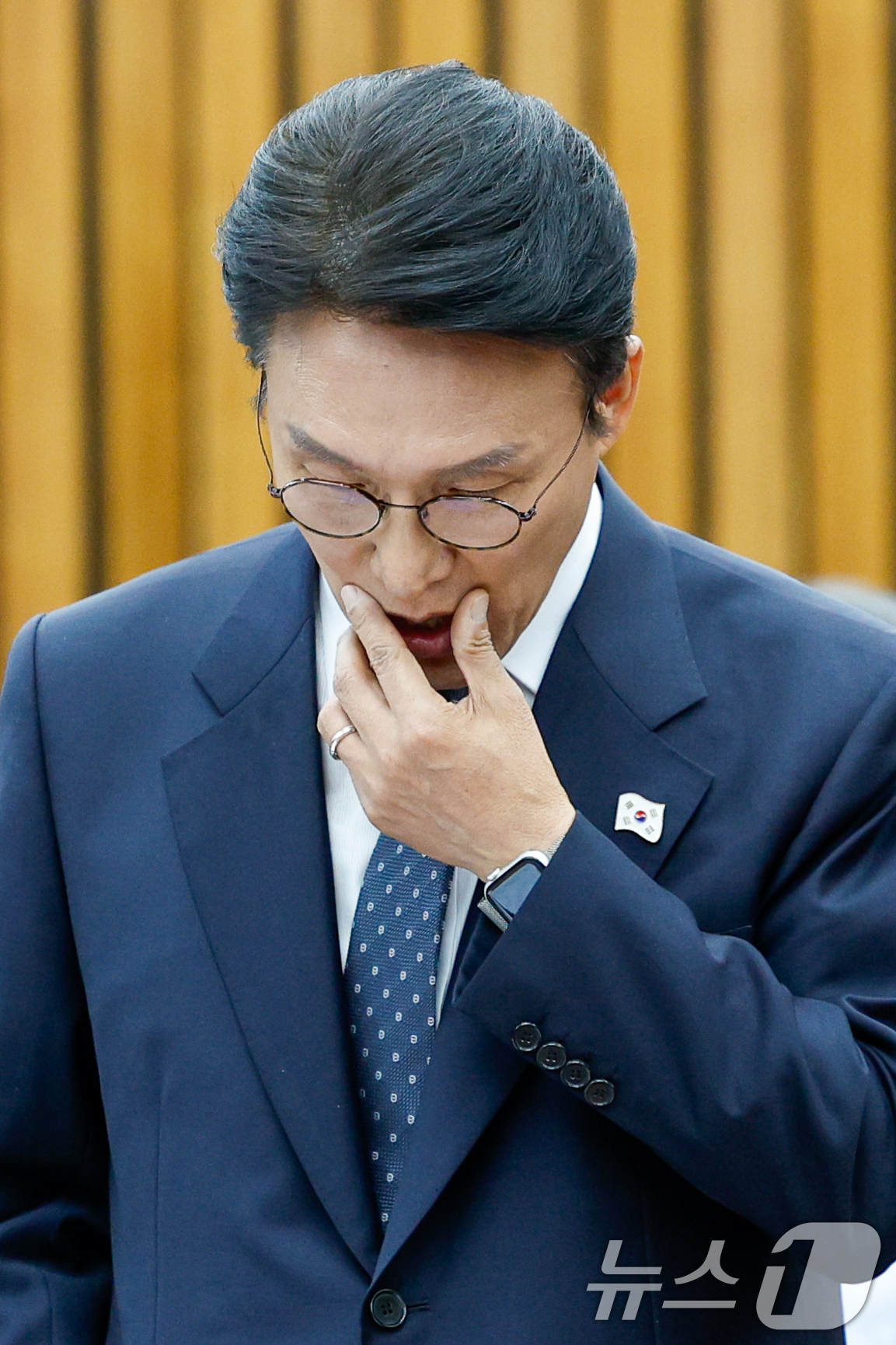 (서울=뉴스1) 안은나 기자 = 김민석 국무총리 후보자가 24일 오전 서울 여의도 국회에서 열린 인사청문회에 출석해 입가를 매만지고 있다. 2025.6.24/뉴스1