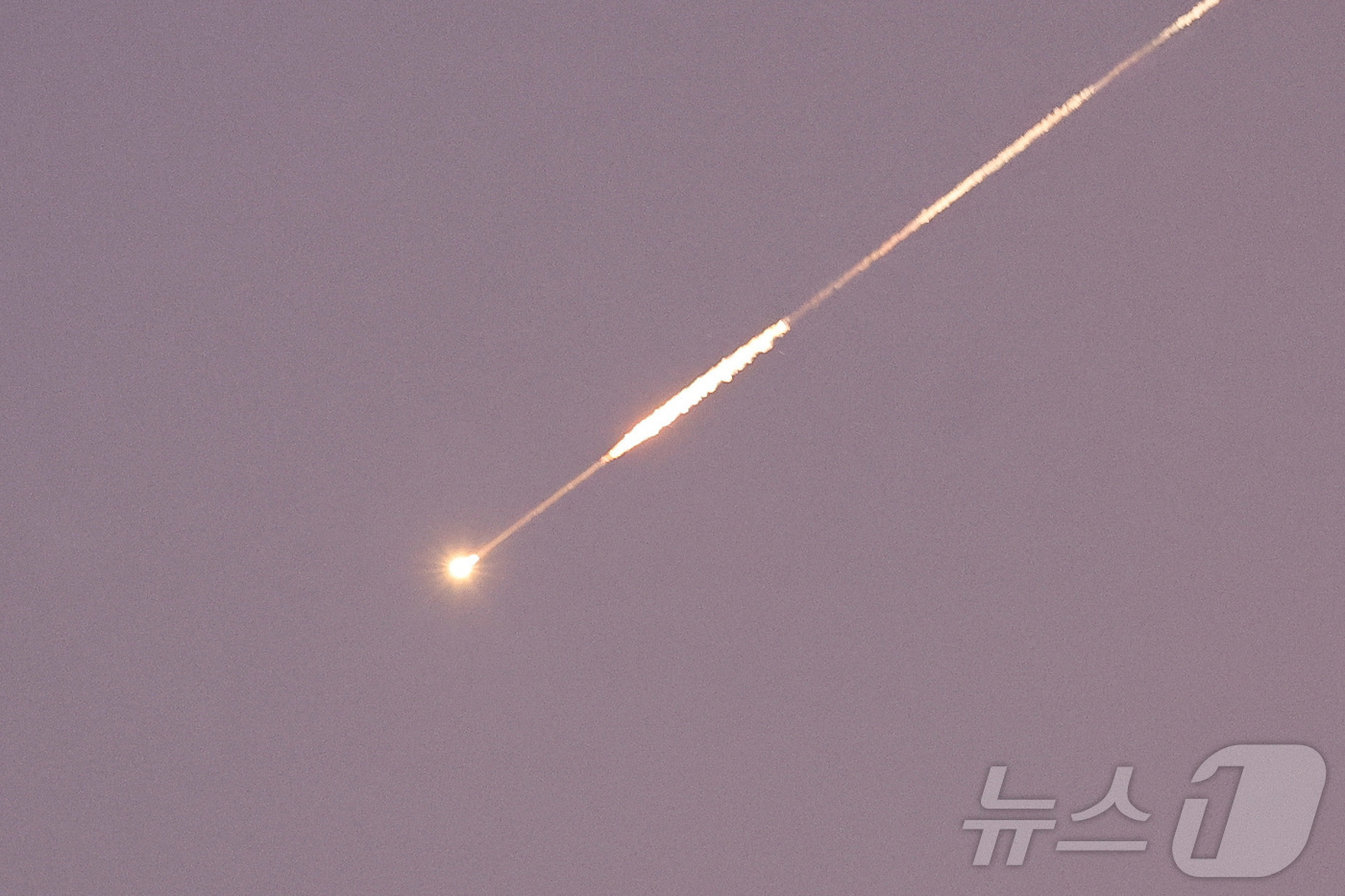 (투바스 로이터=뉴스1) 권영미 기자 = 24일(현지시간) 이란에서 이스라엘로 발사된 미사일이 이스라엘이 점령한 요르단강 서안지구의 투바스에서 관측됐다. 2025.06,24.ⓒ 로 …