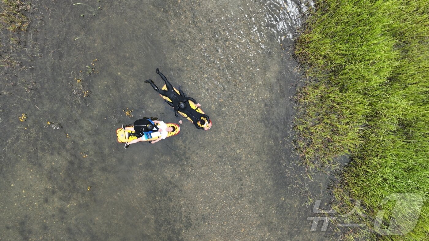 본문 이미지 - 대전 동부소방서 소속 구조대원과 안전센터 직원들이 24일 대덕구 현도교 일원에서 익수자 및 고립 요구조자 상황을 가상해 서브보드 등 수난구조장비 활용 수난대비태세 인명구조 훈련을 하고 있다. 2025.6.24/뉴스1 ⓒ News1 김기태 기자