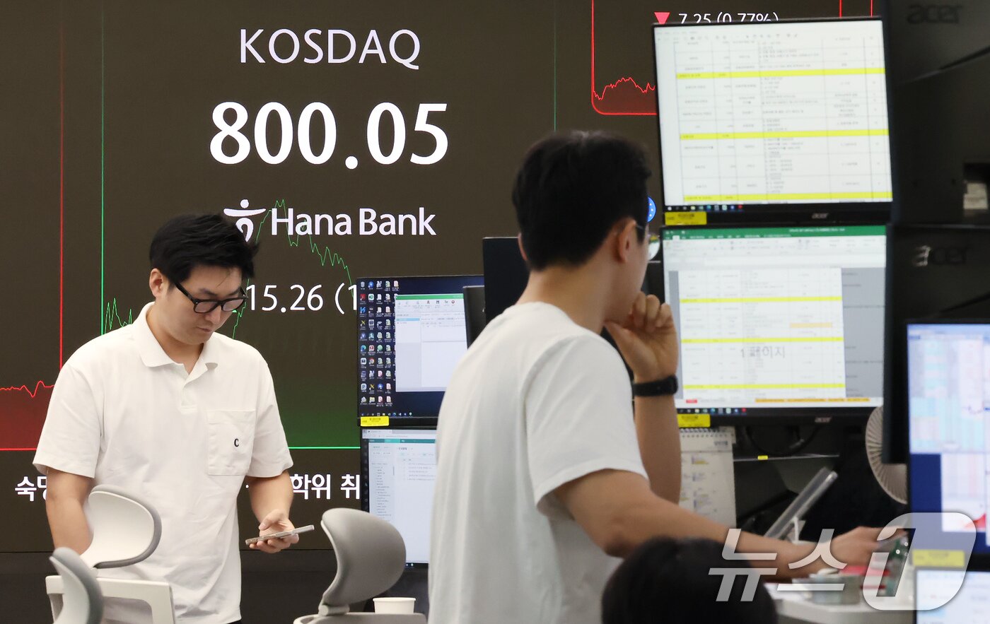 본문 이미지 - 24일 오후 서울 중구 하나은행 딜링룸 전광판에 송출되는 코스닥 지수가 장중 800을 넘어서고 있다. 2025.6.24/뉴스1 ⓒ News1 장수영 기자