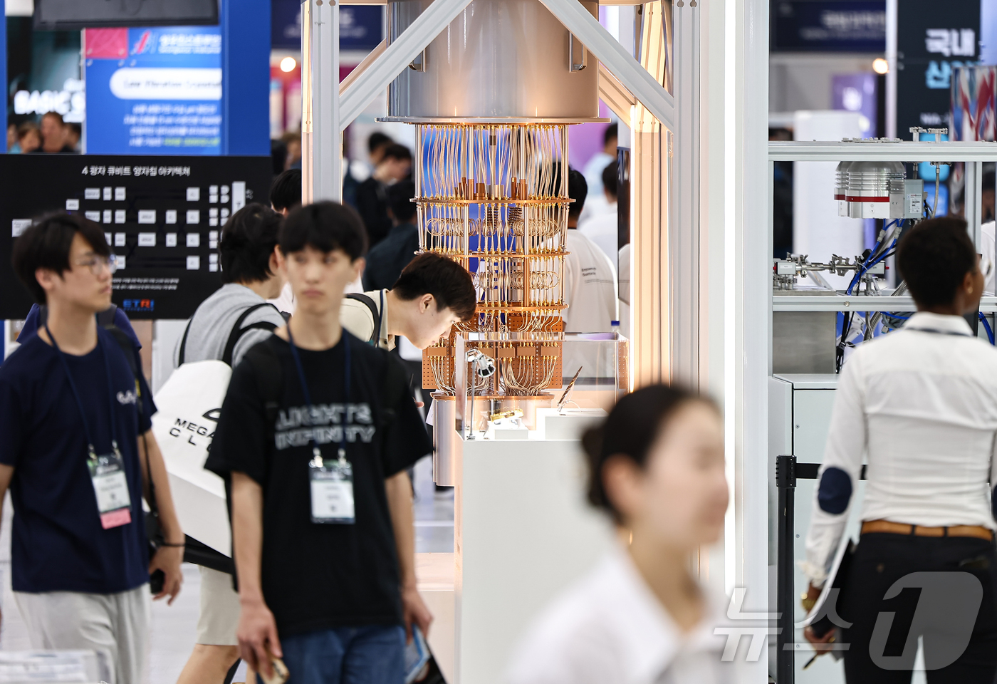 (서울=뉴스1) 김도우 기자 = 24일 서울 서초구 aT센터에서 열린 '퀀텀코리아 2025'에서 관람객들이 양자컴퓨터 모형 등 관련 전시품을 살펴보고 있다. 2025.6.24/뉴스 …