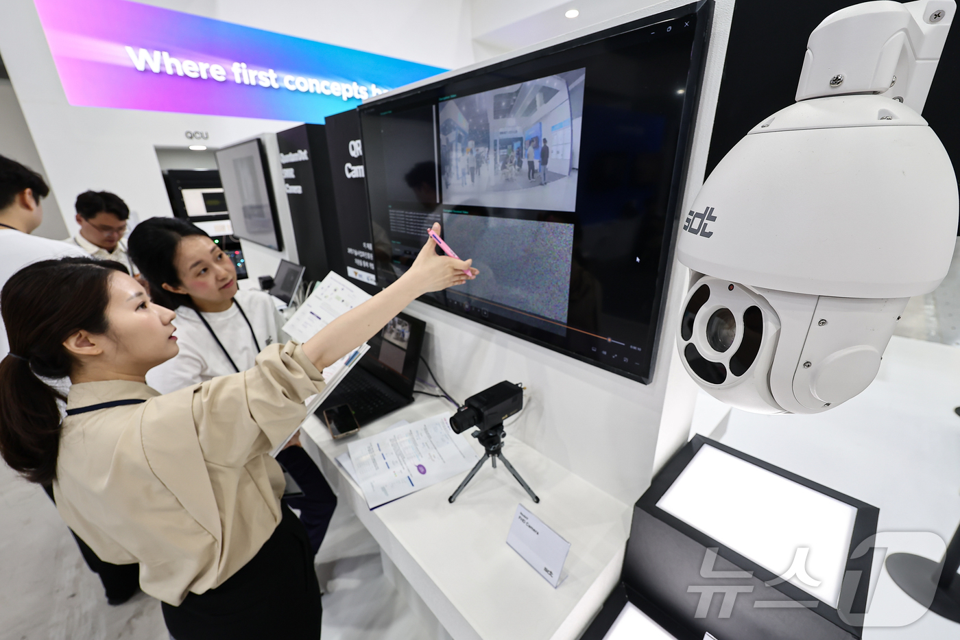 (서울=뉴스1) 김도우 기자 = 24일 서울 서초구 aT센터에서 열린 '퀀텀코리아 2025'에서 관람객들이 QRNG 카메라를 살펴보고 있다. 2025.6.24/뉴스1