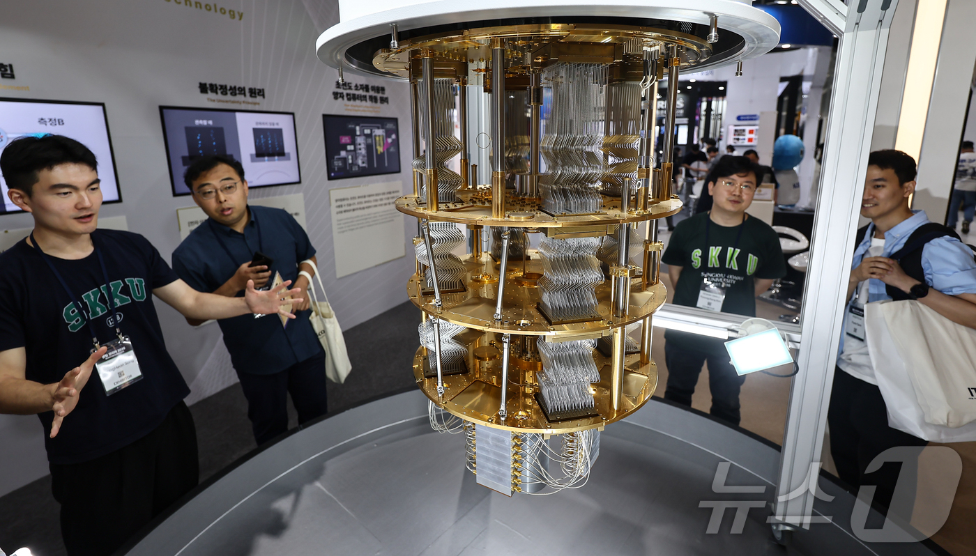 양자컴퓨터 모형 살펴보는 관람객들 - 뉴스1