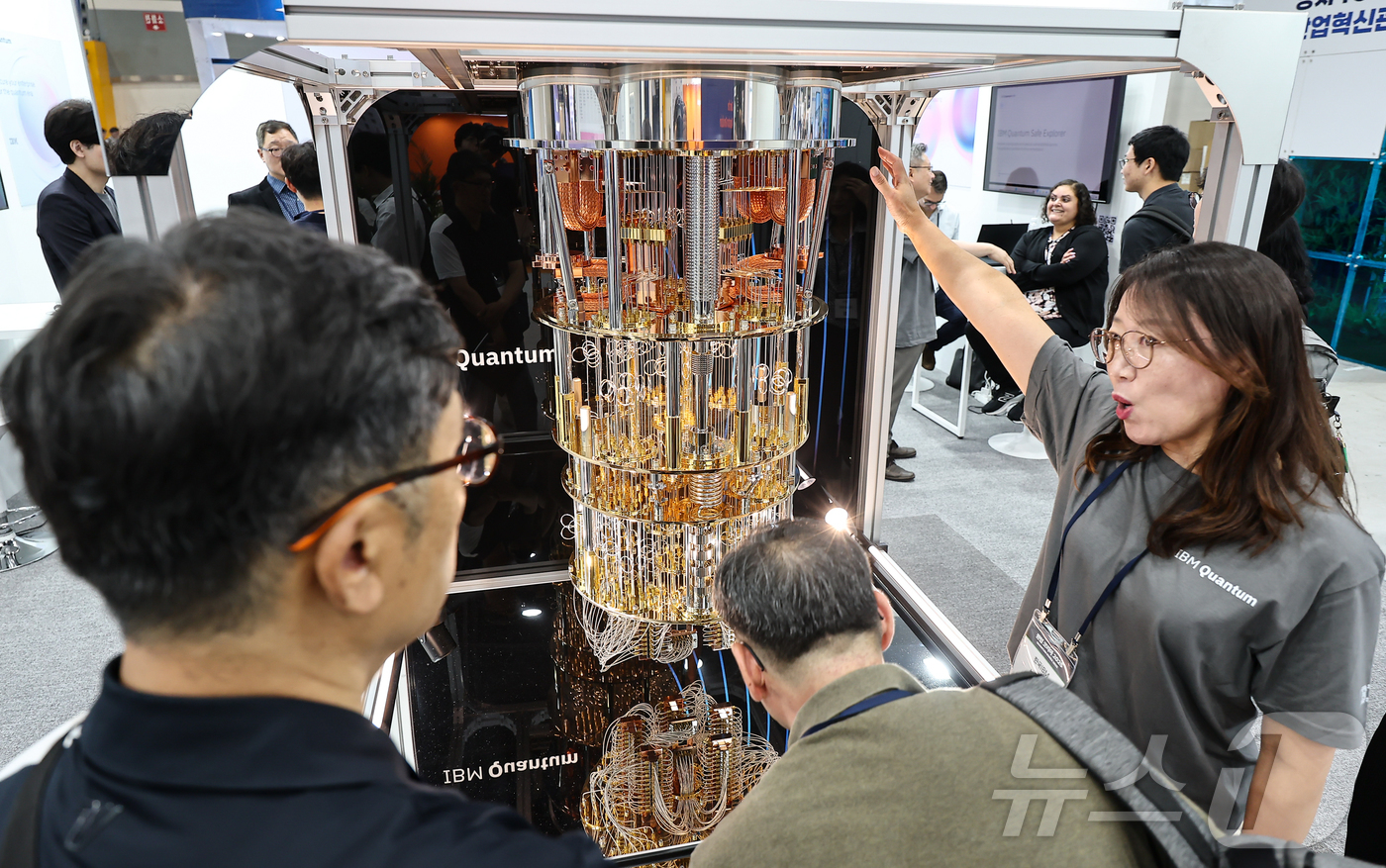 (서울=뉴스1) 김도우 기자 = 24일 서울 서초구 aT센터에서 열린 '퀀텀코리아 2025'에서 관람객들이 양자컴퓨터 모형을 살펴보고 있다. 2025.6.24/뉴스1