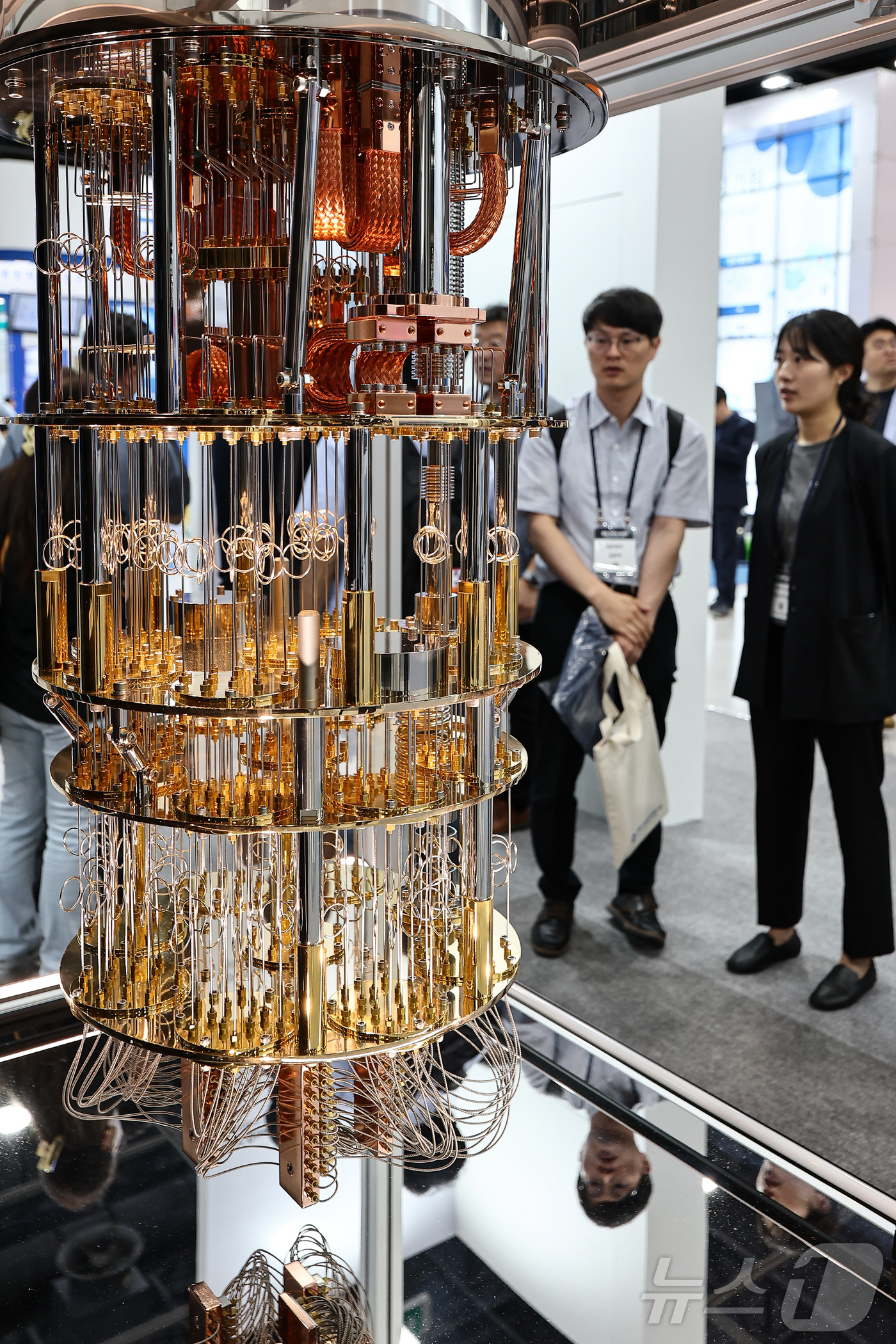 (서울=뉴스1) 김도우 기자 = 24일 서울 서초구 aT센터에서 열린 '퀀텀코리아 2025'에서 관람객들이 양자컴퓨터 모형을 살펴보고 있다. 2025.6.24/뉴스1