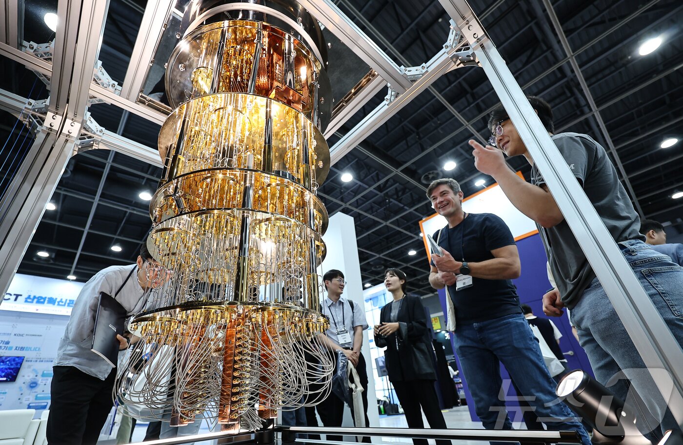 본문 이미지 - 24일 서울 서초구 aT센터에서 열린 &#39;퀀텀코리아 2025&#39;에서 관람객들이 양자컴퓨터 모형을 살펴보고 있다. 2025.6.24/뉴스1 ⓒ News1 김도우 기자