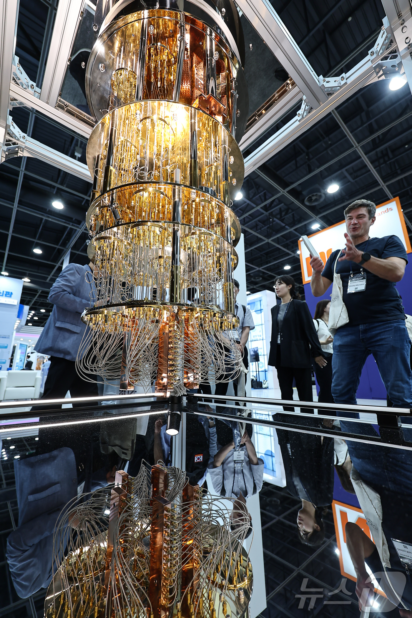 (서울=뉴스1) 김도우 기자 = 24일 서울 서초구 aT센터에서 열린 '퀀텀코리아 2025'에서 관람객들이 양자컴퓨터 모형을 살펴보고 있다. 2025.6.24/뉴스1
