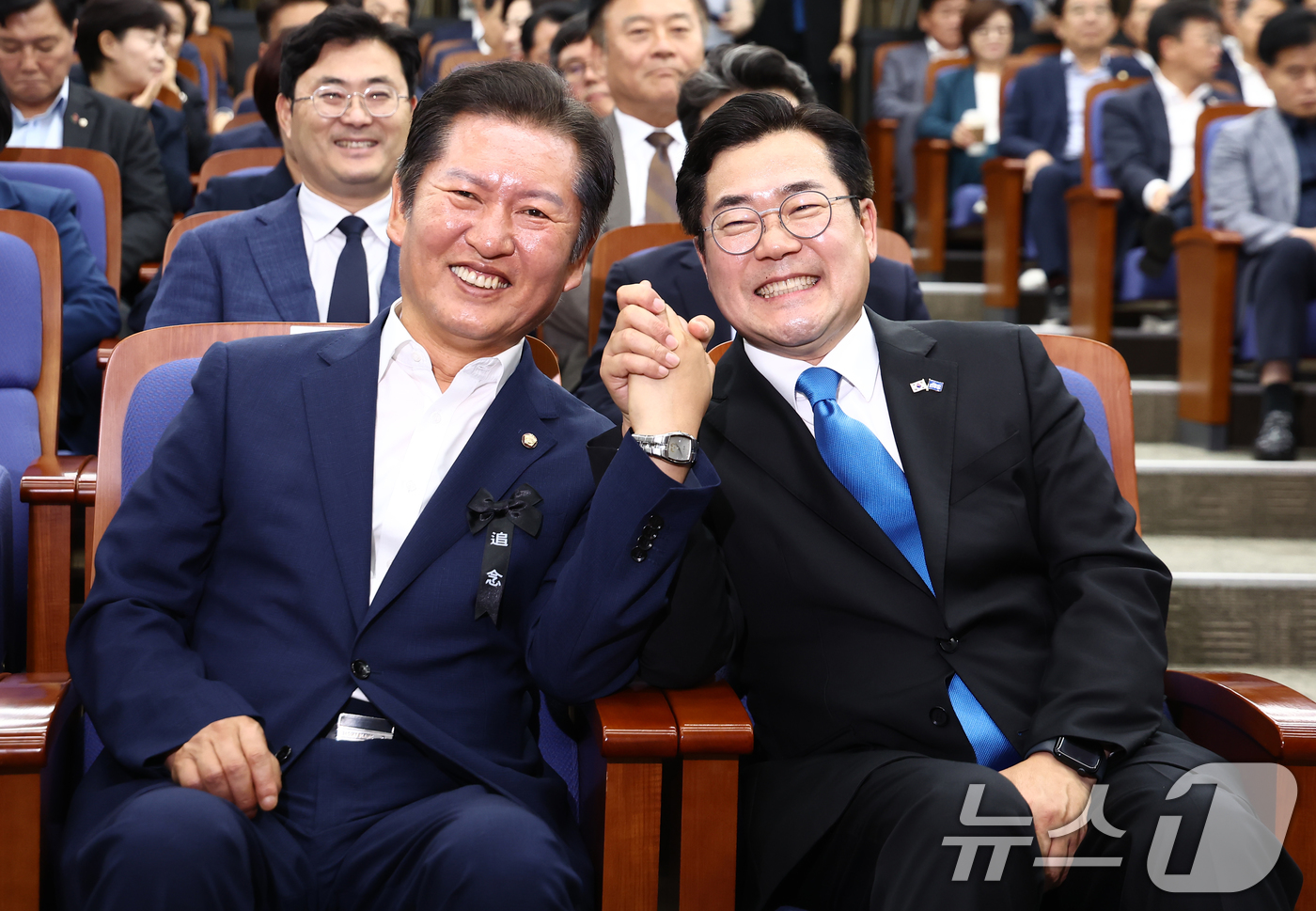 (서울=뉴스1) 김민지 기자 = 더불어민주당 당대표 출마를 선언한 박찬대(오른쪽), 정청래 의원이 24일 서울 여의도 국회에서 열린 의원총회에 참석, 취재진을 향해 손을 들어보이고 …