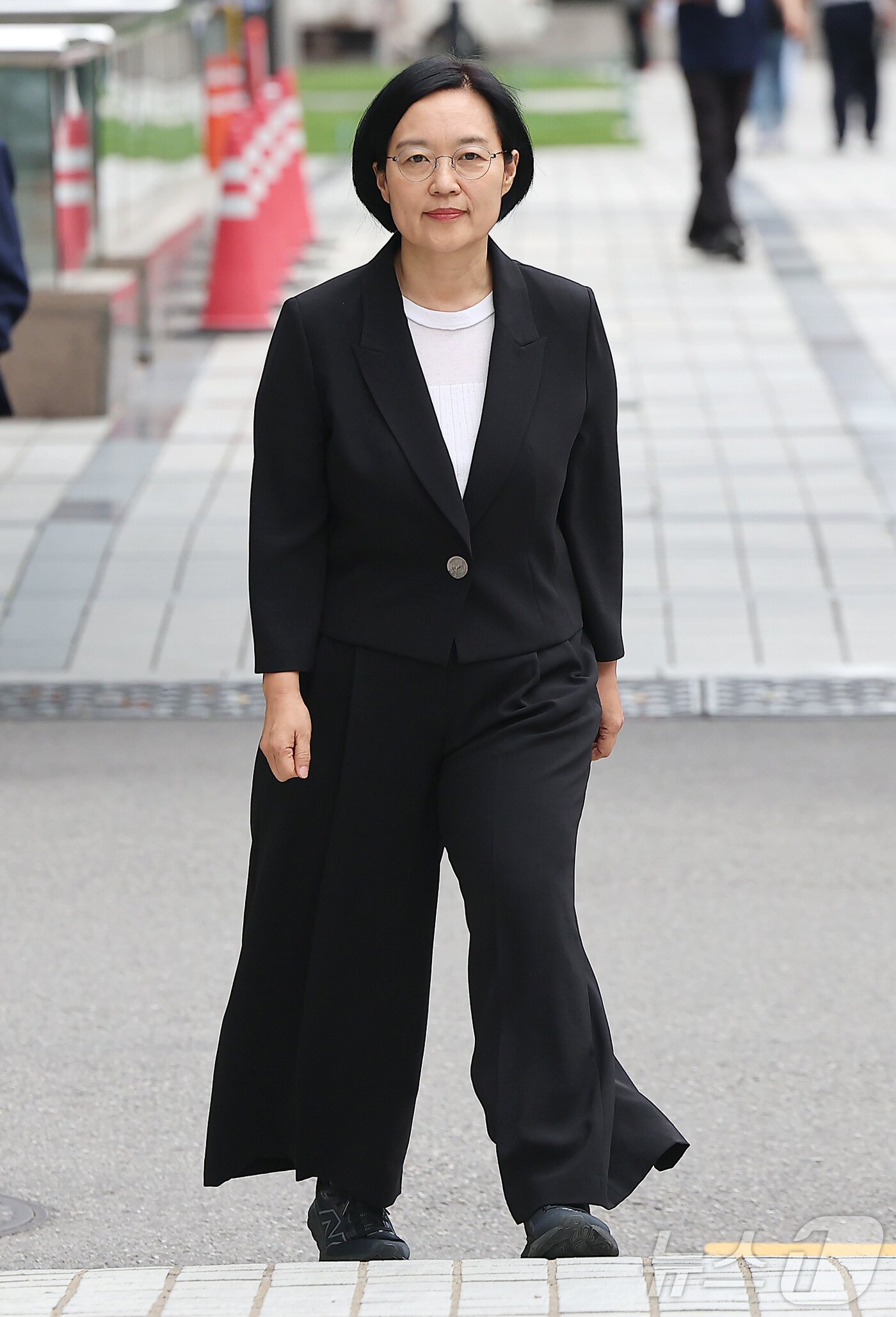 본문 이미지 - 한성숙 중소벤처기업부 장관 후보자가 24일 오후 서울 영등포구 중소기업기술정보진흥원 수도권평가실 내 인사청문회 준비 사무실로 출근하고 있다. 2025.6.24/뉴스1 ⓒ News1 김진환 기자