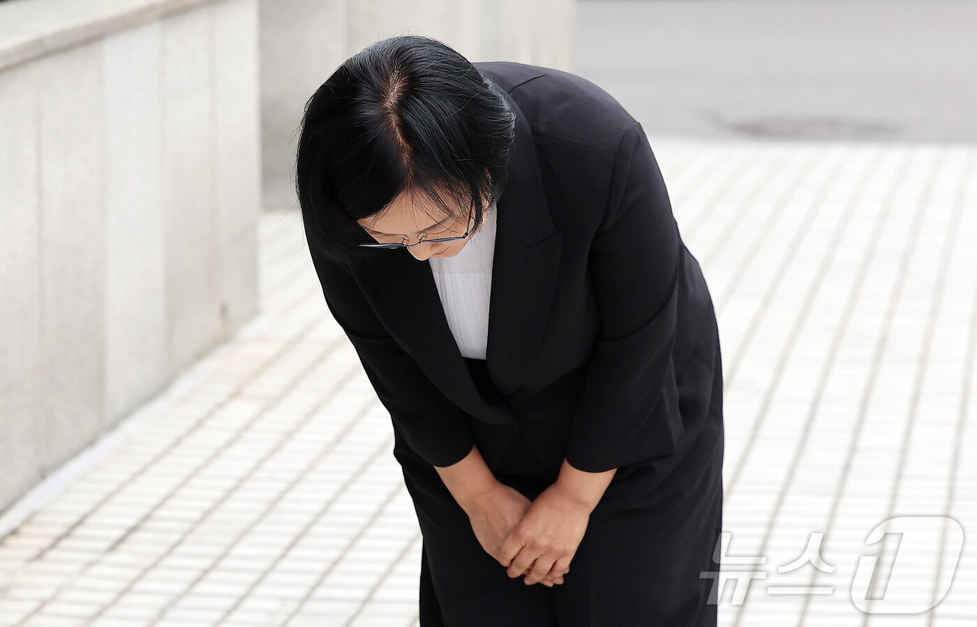 본문 이미지 - 한성숙 중소벤처기업부 장관 후보자가 24일 오후 서울 영등포구 중소기업기술정보진흥원 수도권평가실 내 인사청문회 준비 사무실로 출근하며 취재진을 향해 고개 숙여 인사하고 있다. 2025.6.24/뉴스1 ⓒ News1 김진환 기자