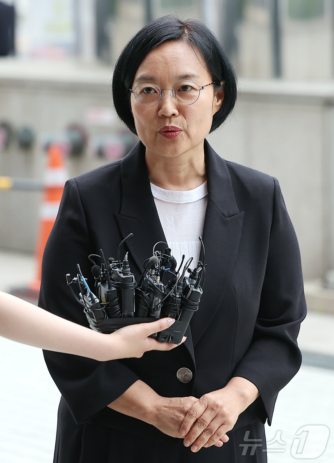 본문 이미지 - 한성숙 중소벤처기업부 장관 후보자가 24일 오후 서울 영등포구 중소기업기술정보진흥원 수도권평가실 내 인사청문회 준비 사무실로 출근하며 취재진 질문에 답하고 있다. 2025.6.24/뉴스1 ⓒ News1 김진환 기자