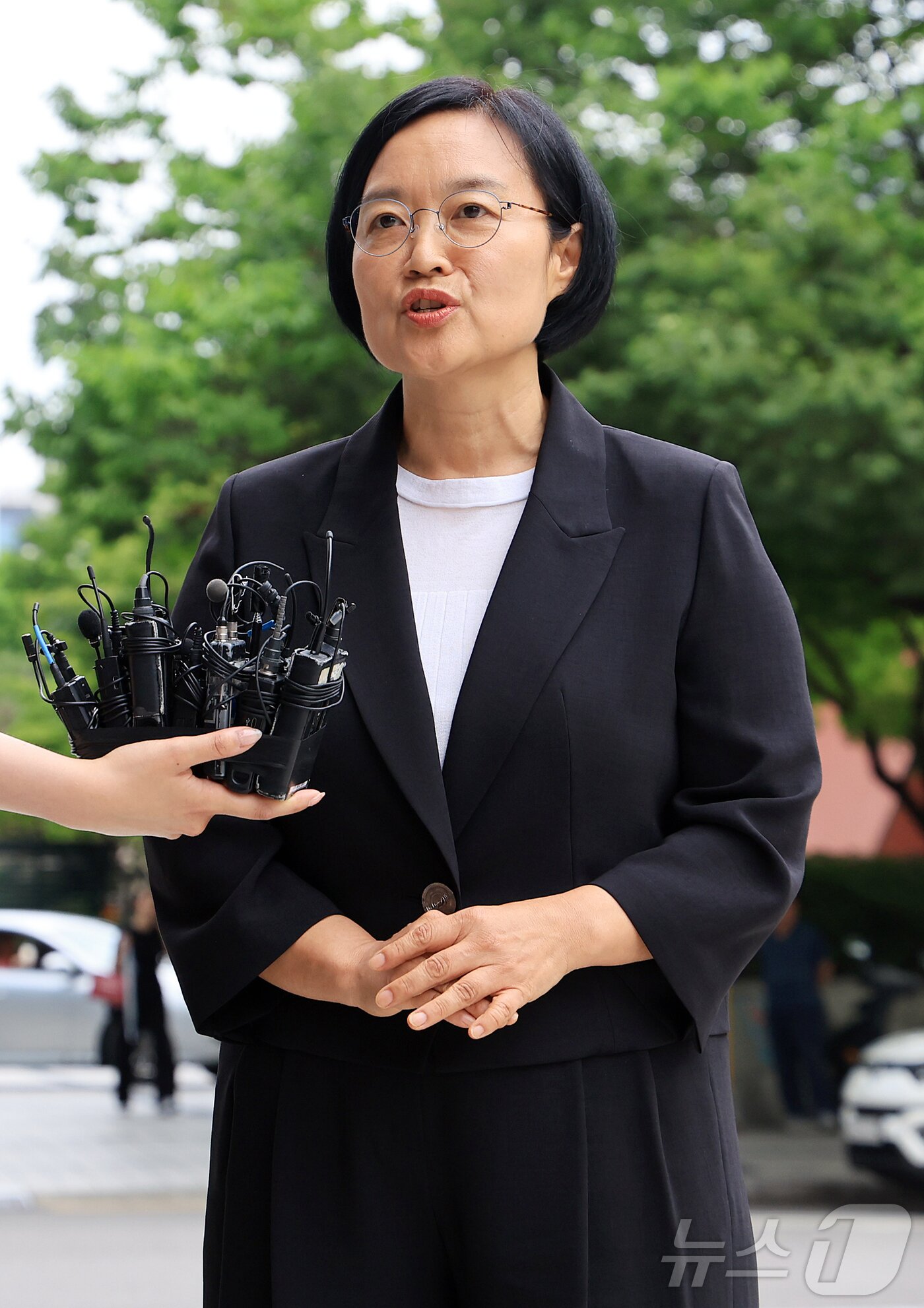 본문 이미지 - 한성숙 중소벤처기업부 장관 후보자가 24일 오후 서울 영등포구 중소기업기술정보진흥원 수도권평가실 내 인사청문회 준비 사무실로 출근하며 취재진 질문에 답하고 있다. 2025.6.24/뉴스1 ⓒ News1 김진환 기자