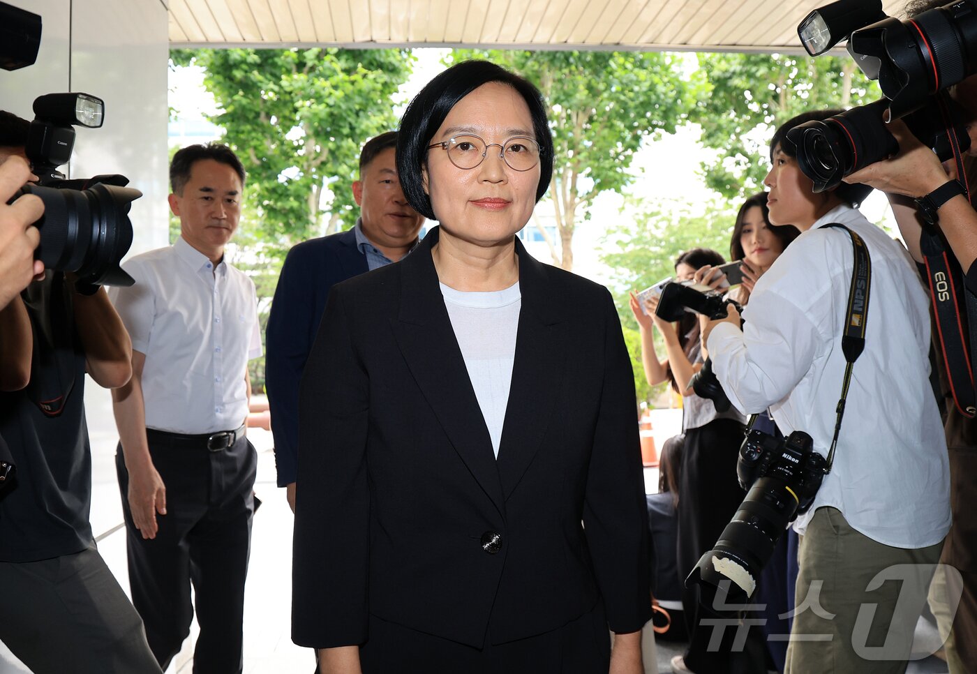 본문 이미지 - 한성숙 중소벤처기업부 장관 후보자가 24일 오후 서울 영등포구 중소기업기술정보진흥원 수도권평가실 내 인사청문회 준비 사무실로 출근하고 있다. 2025.6.24/뉴스1 ⓒ News1 김진환 기자