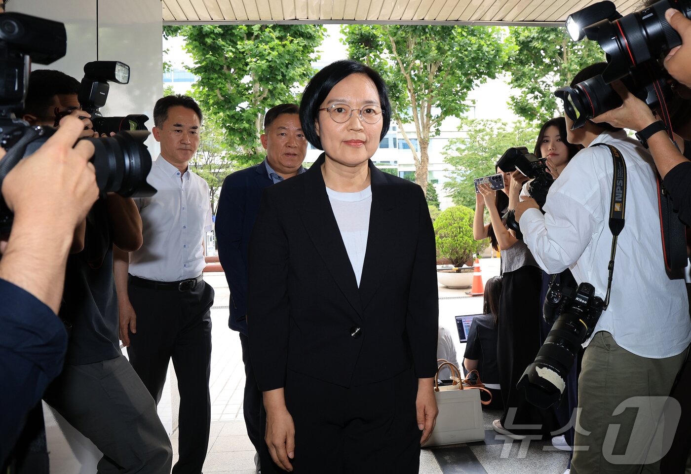 본문 이미지 - 한성숙 중소벤처기업부 장관 후보자가 24일 오후 서울 영등포구 중소기업기술정보진흥원 수도권평가실 내 인사청문회 준비 사무실로 출근하고 있다. 2025.6.24/뉴스1 ⓒ News1 김진환 기자