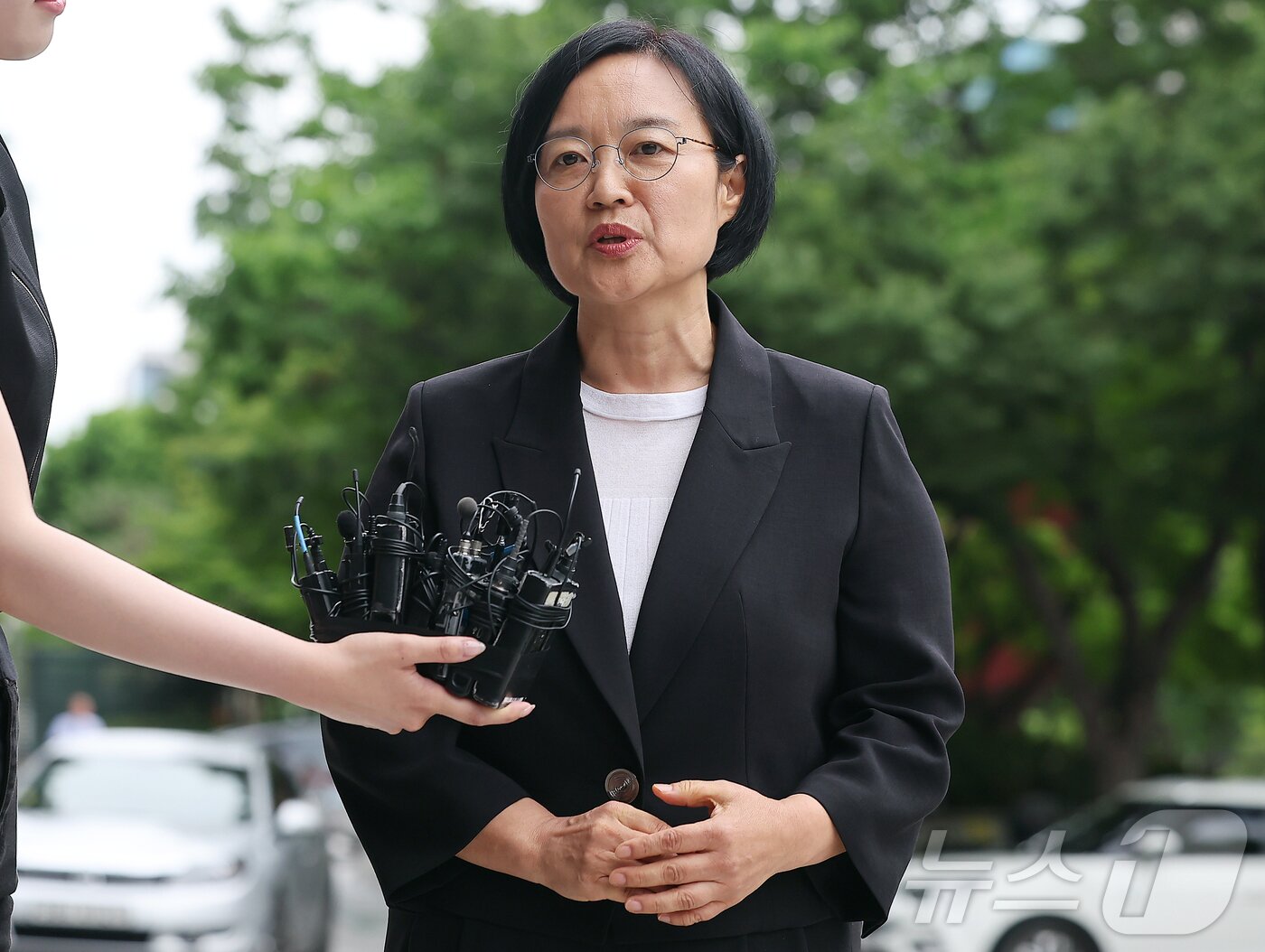 본문 이미지 - 한성숙 중소벤처기업부 장관 후보자가 24일 오후 서울 영등포구 중소기업기술정보진흥원 수도권평가실 내 인사청문회 준비 사무실로 출근하며 취재진 질문에 답하고 있다. 2025.6.24/뉴스1 ⓒ News1 김진환 기자