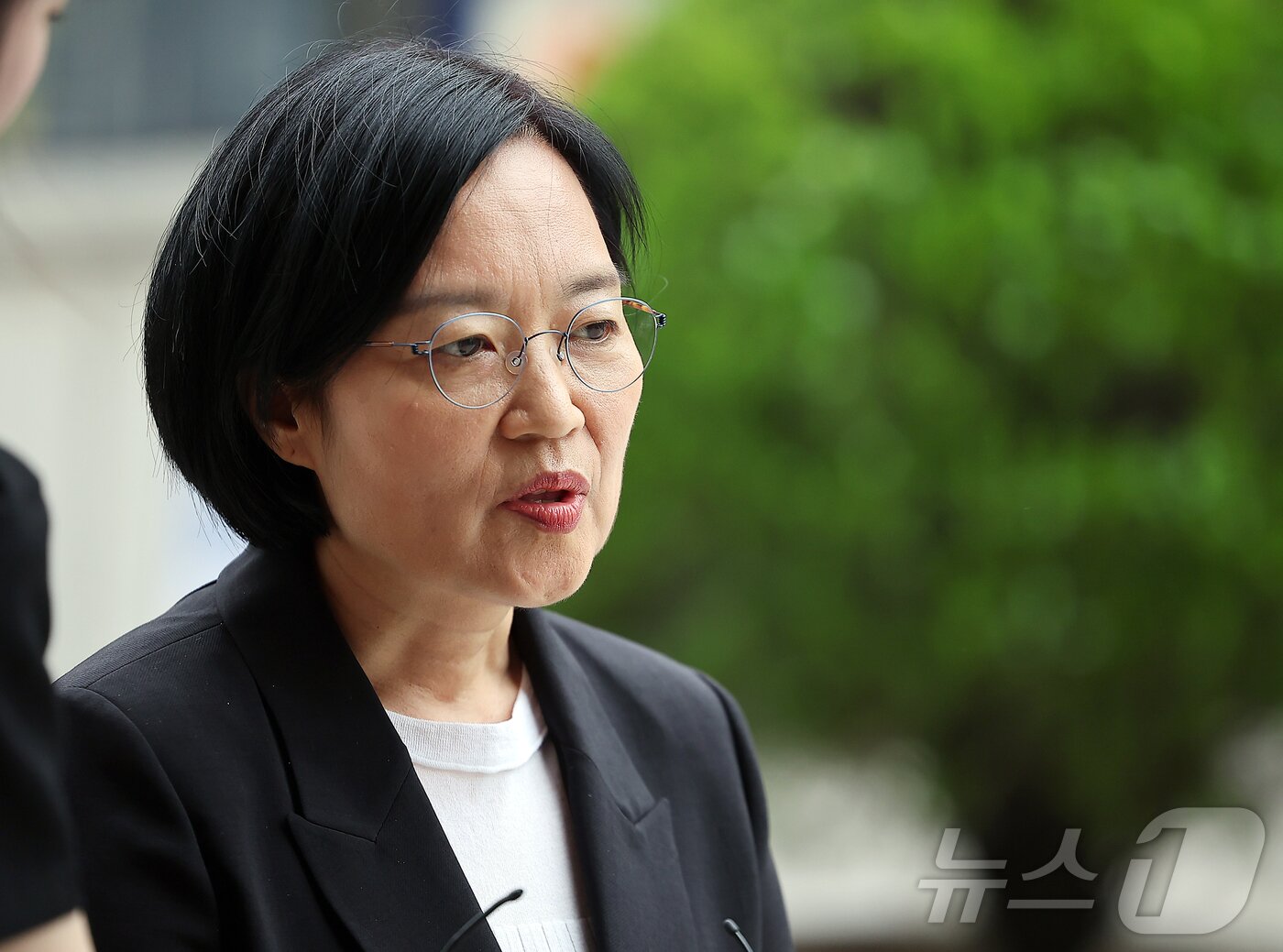 본문 이미지 - 한성숙 중소벤처기업부 장관 후보자가 24일 오후 서울 영등포구 중소기업기술정보진흥원 수도권평가실 내 인사청문회 준비 사무실로 출근하며 취재진 질문에 답하고 있다. 2025.6.24/뉴스1 ⓒ News1 김진환 기자