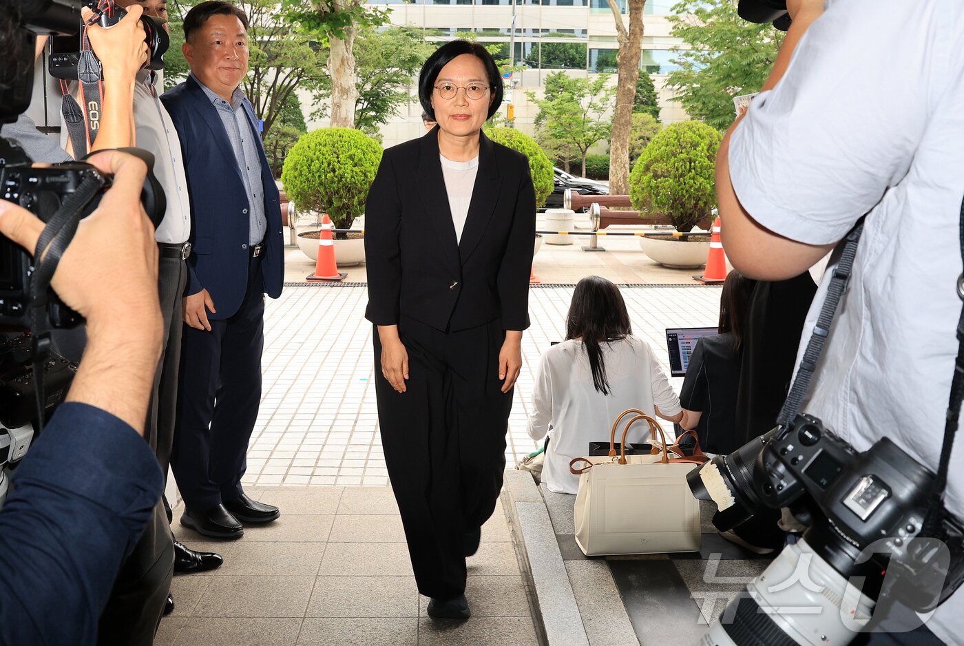 본문 이미지 - 한성숙 중소벤처기업부 장관 후보자가 24일 오후 서울 영등포구 중소기업기술정보진흥원 수도권평가실 내 인사청문회 준비 사무실로 출근하고 있다. 2025.6.24/뉴스1 ⓒ News1 김진환 기자