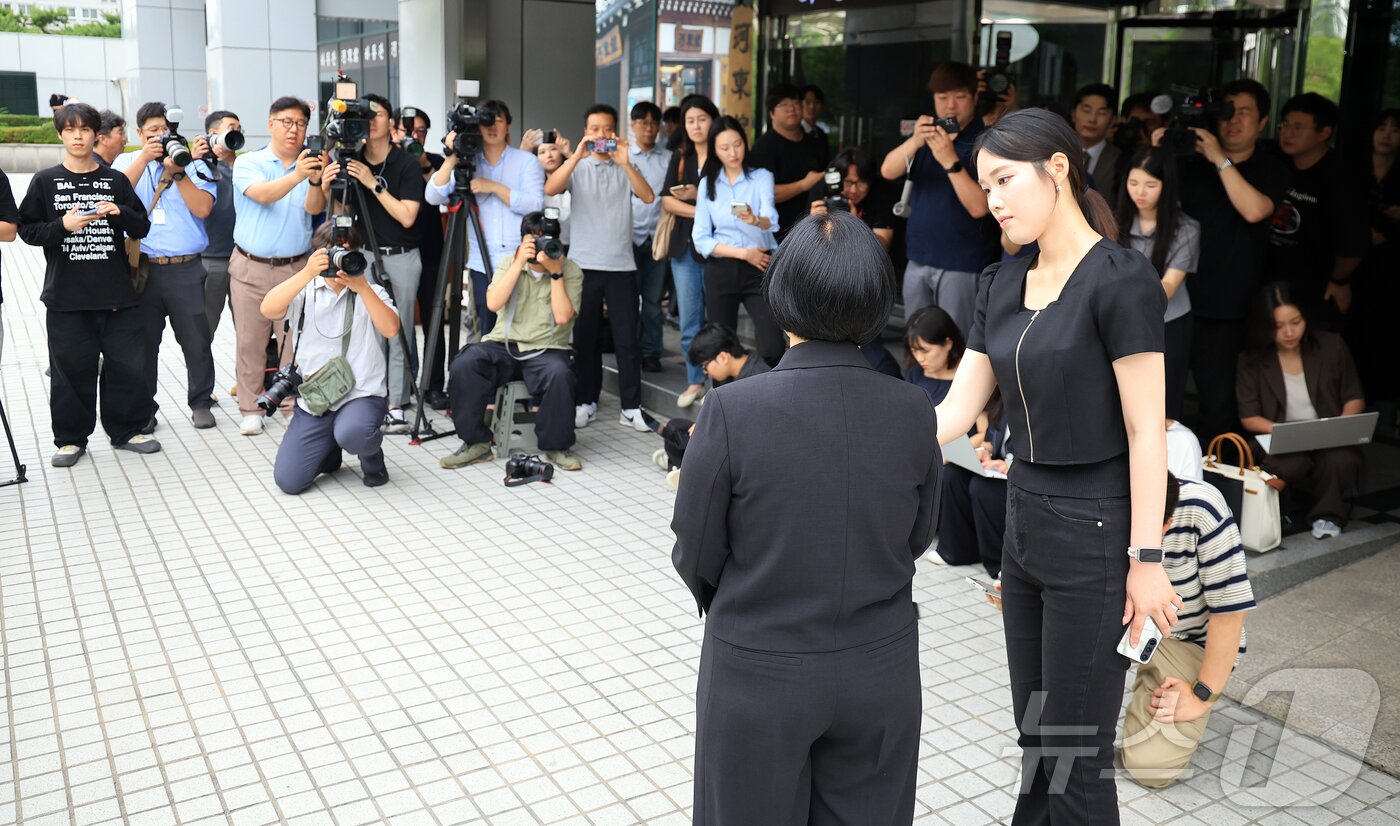 본문 이미지 - 한성숙 중소벤처기업부 장관 후보자가 24일 오후 서울 영등포구 중소기업기술정보진흥원 수도권평가실 내 인사청문회 준비 사무실로 출근하며 취재진 질문에 답하고 있다. 2025.6.24/뉴스1 ⓒ News1 김진환 기자