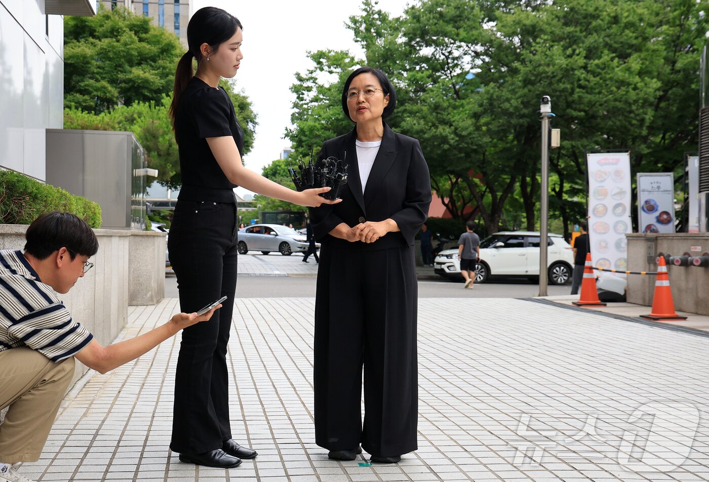 본문 이미지 - 한성숙 중소벤처기업부 장관 후보자가 24일 오후 서울 영등포구 중소기업기술정보진흥원 수도권평가실 내 인사청문회 준비 사무실로 출근하며 취재진 질문에 답하고 있다. 2025.6.24/뉴스1 ⓒ News1 김진환 기자
