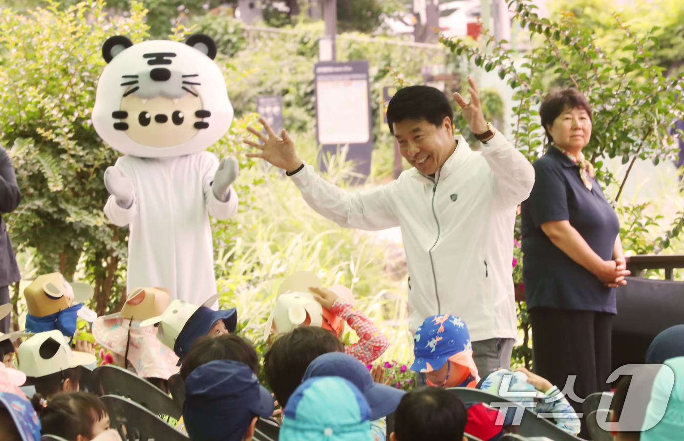 (서울=뉴스1) 이연주 기자 = 서강석 송파구청장이 24일 서울 송파구 오금동 성내천 물놀이장 개장식에서 어린이들과 인사를 하고 있다. (송파구 제공. 재판매 및 DB 금지) 20 …