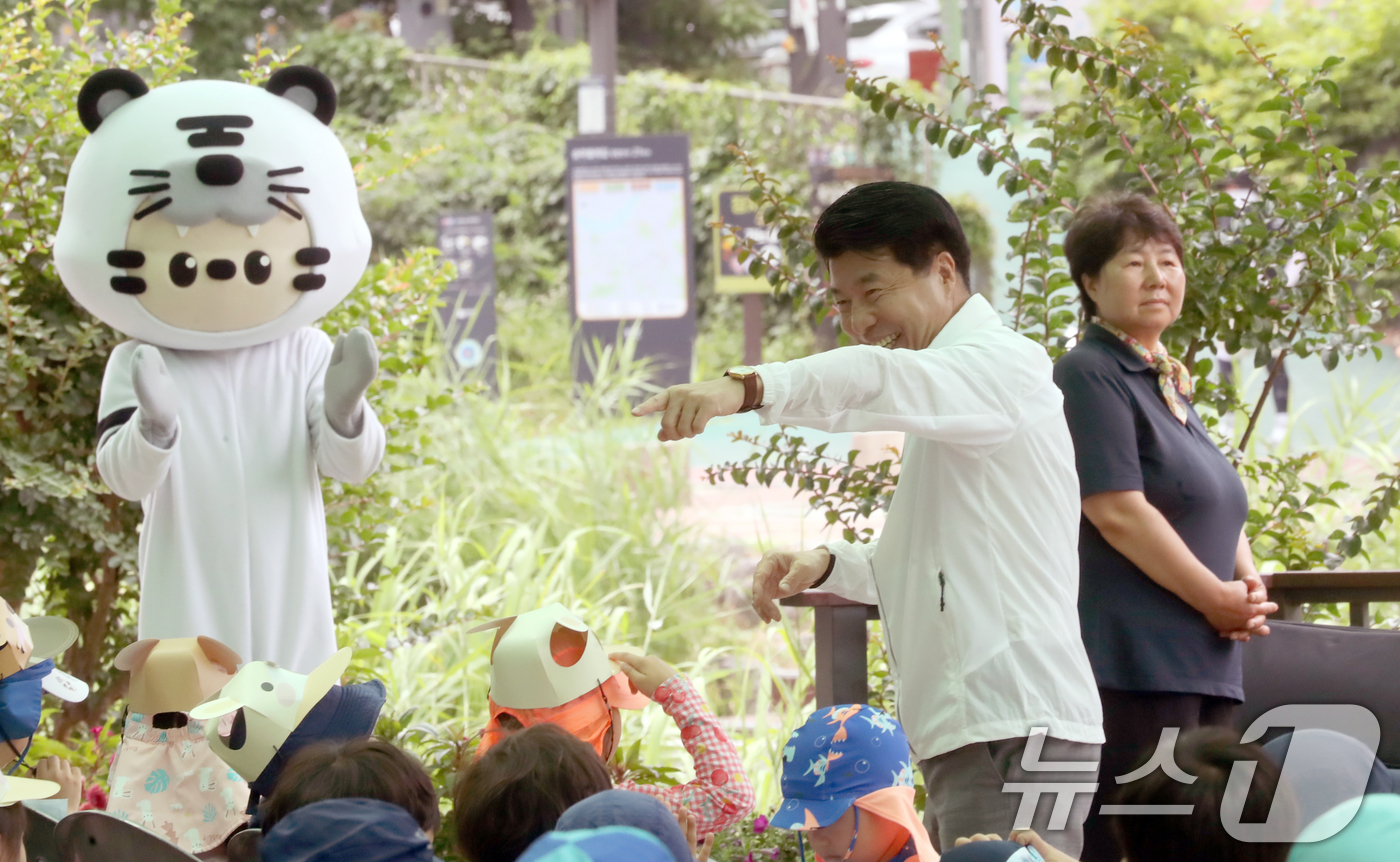 (서울=뉴스1) 이연주 기자 = 서강석 송파구청장이 24일 서울 송파구 오금동 성내천 물놀이장 개장식에서 어린이들과 인사를 하고 있다. (송파구 제공. 재판매 및 DB 금지) 20 …